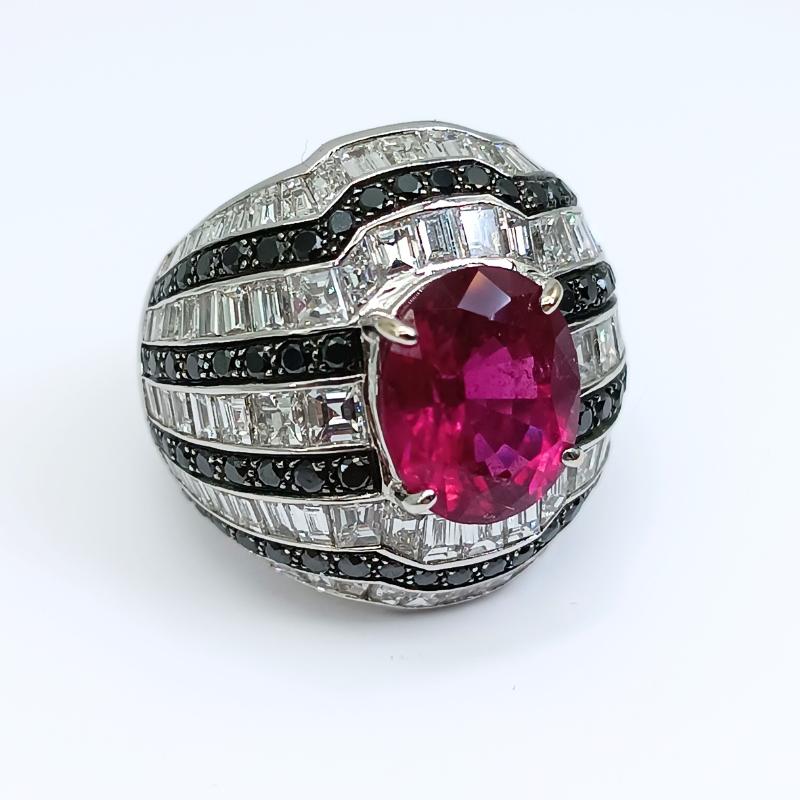 Diamrusa Ring in white Gold.
90 Baguette- cut diamonds and 72 Brilliant-cut black diamonds and center oval- cut Rubellite.

White Gold 18k
60 baguette-cut diamonds 3.12k
30 baguette-cut diamonds 3.52k
72 black diamonds 1.32k
Rubellite 5.13k