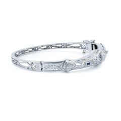 Filigranes Damenarmband aus 14 Karat Weißgold mit 0,15 Karat Diamanten und blauen Saphiren 0,05 Karat