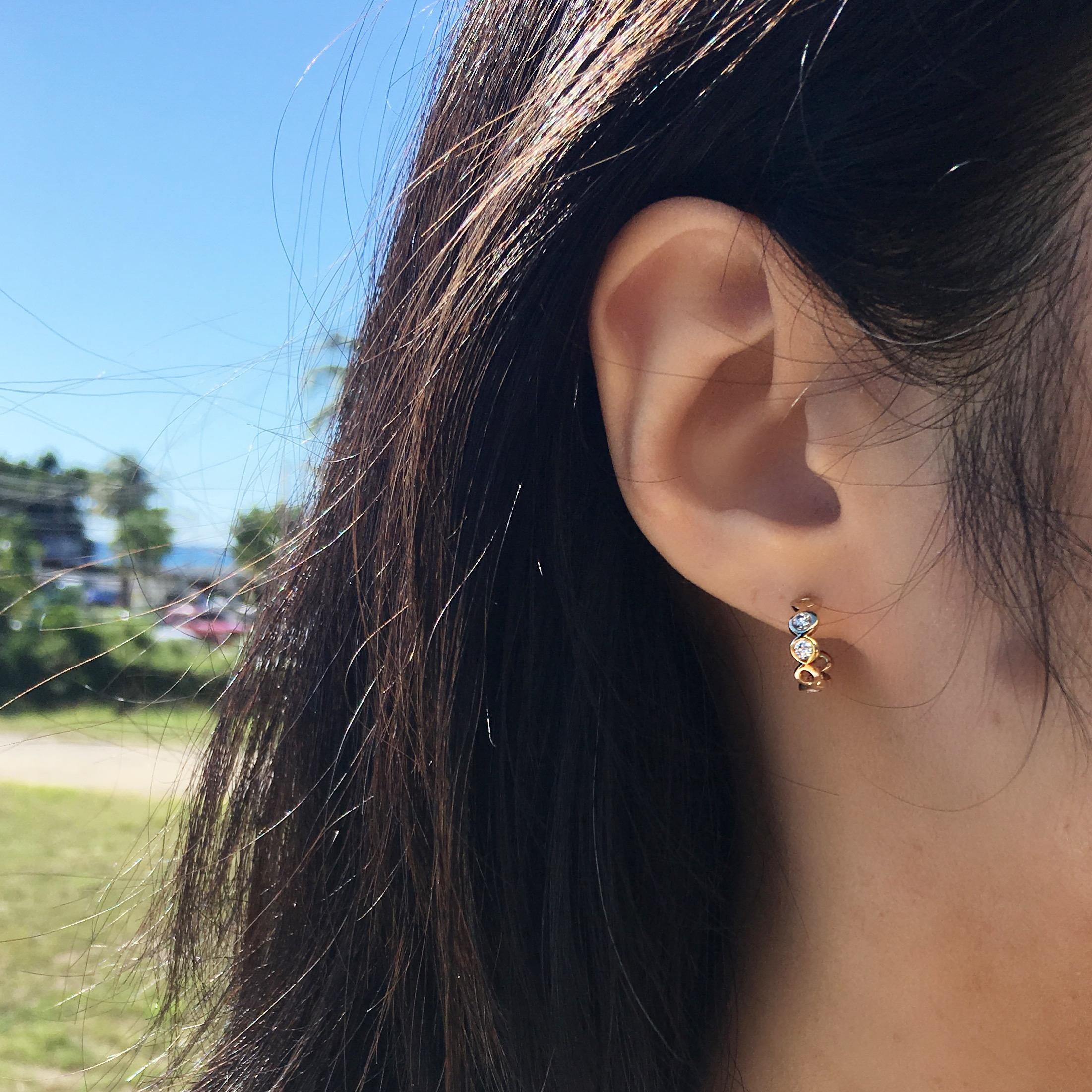 These diamond small hoop earrings are easy-to-wear diamond huggie hoops that can be worn everyday with your hair up or down.
Three pieces of diamonds are set into Hi June Parker's signature Organic circular elements on each huggie, just enough to