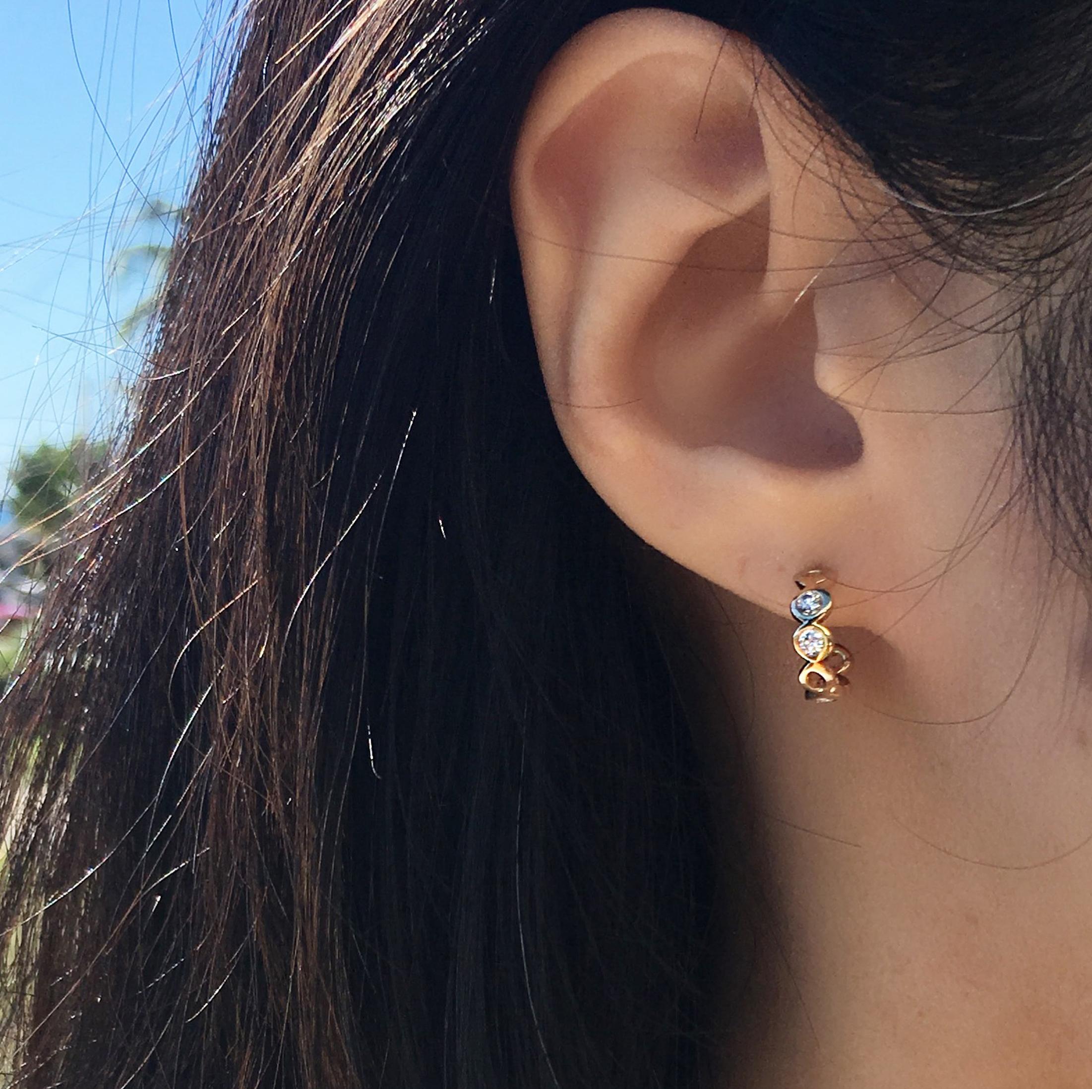 Boucles d'oreilles huggies en or jaune 14 carats avec diamants 0,32 carat Neuf - En vente à New York, NY
