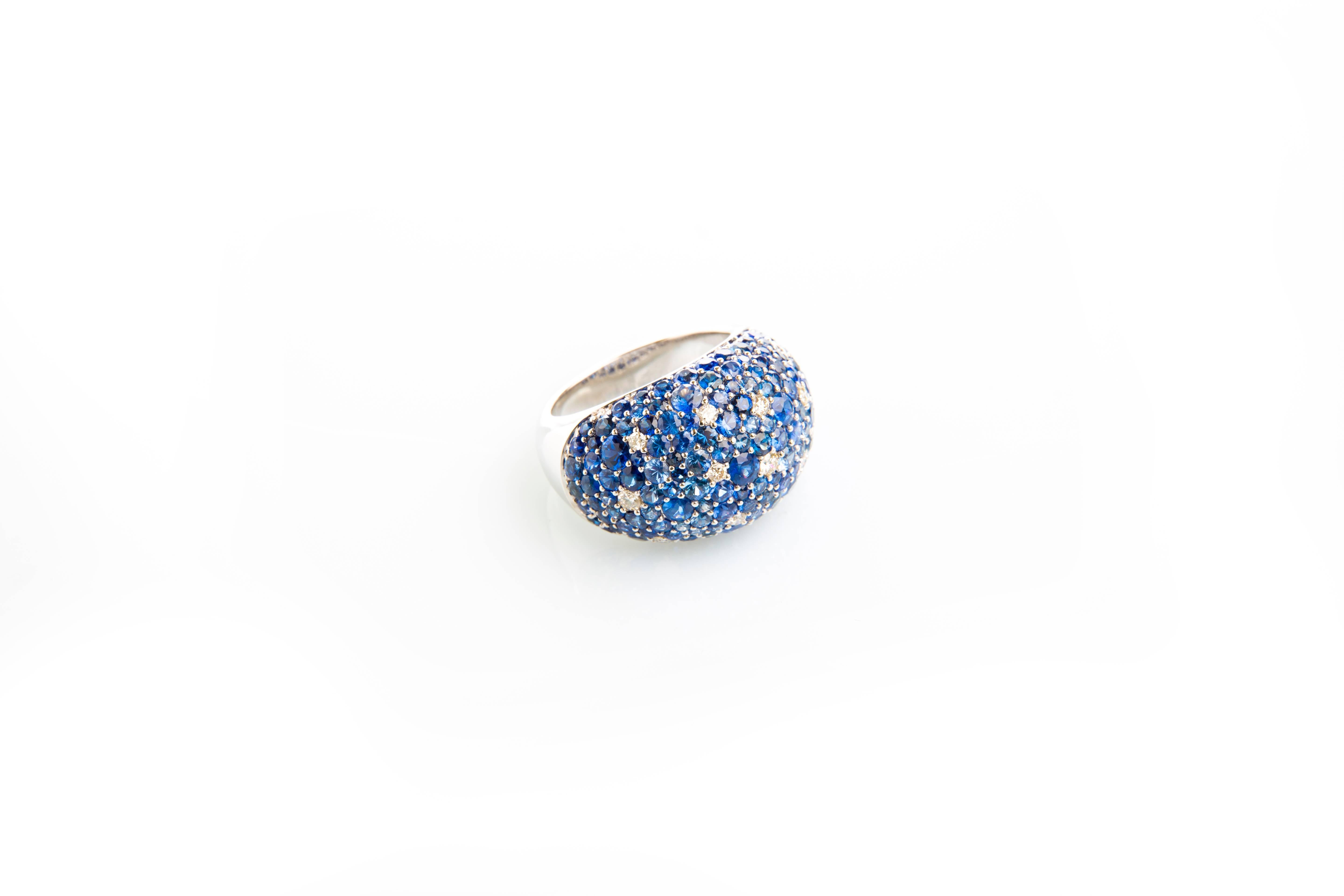 Contemporary Diamond 0.34 Carat and Sapphire 6.52 Carat Ring in 18 Carat White Gold For Sale