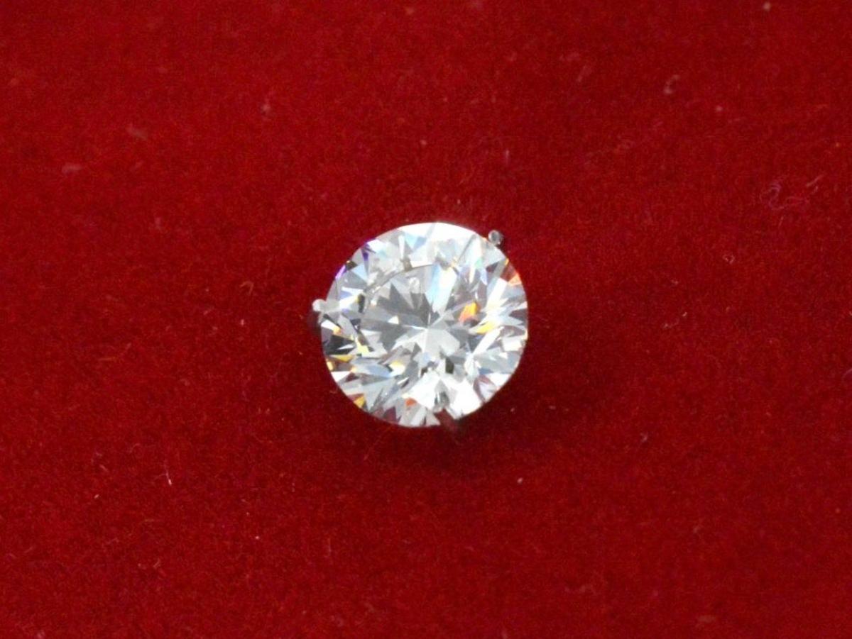 Cantidad: 1
 Nombre del Producto: Diamante talla estrella natural de 0,52 quilates con grabado láser
 Marca: Starcut
 Forma de la talla: Talla brillante modificada
 Peso: 0,52 quilates
 Color: D; Pureza: VVS1
 Envasado: Sellado IGI
 Número de