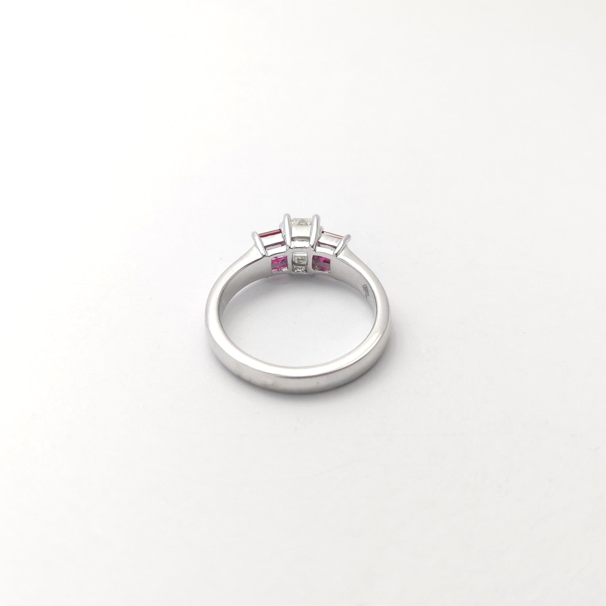 Anello con diamante 0,56 e rubino con montatura in platino 950 in vendita 5