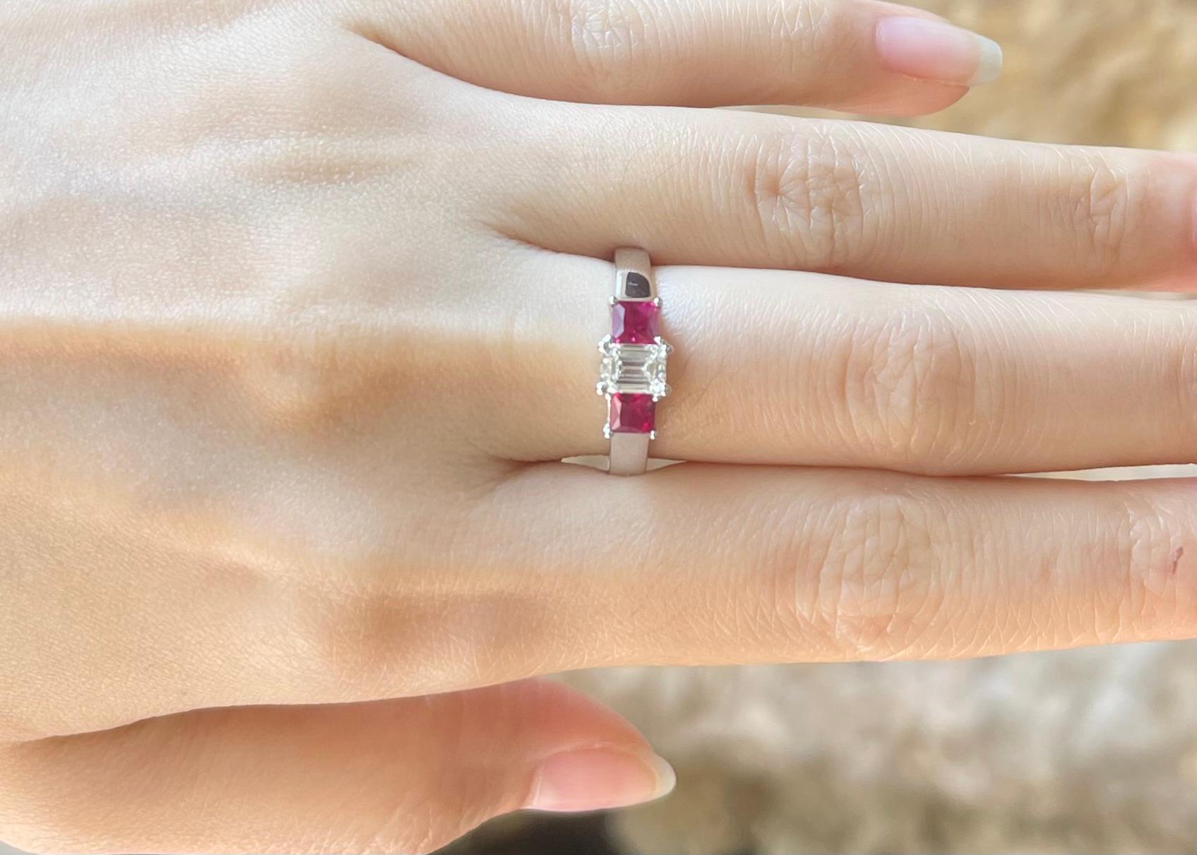 Contemporaneo Anello con diamante 0,56 e rubino con montatura in platino 950 in vendita