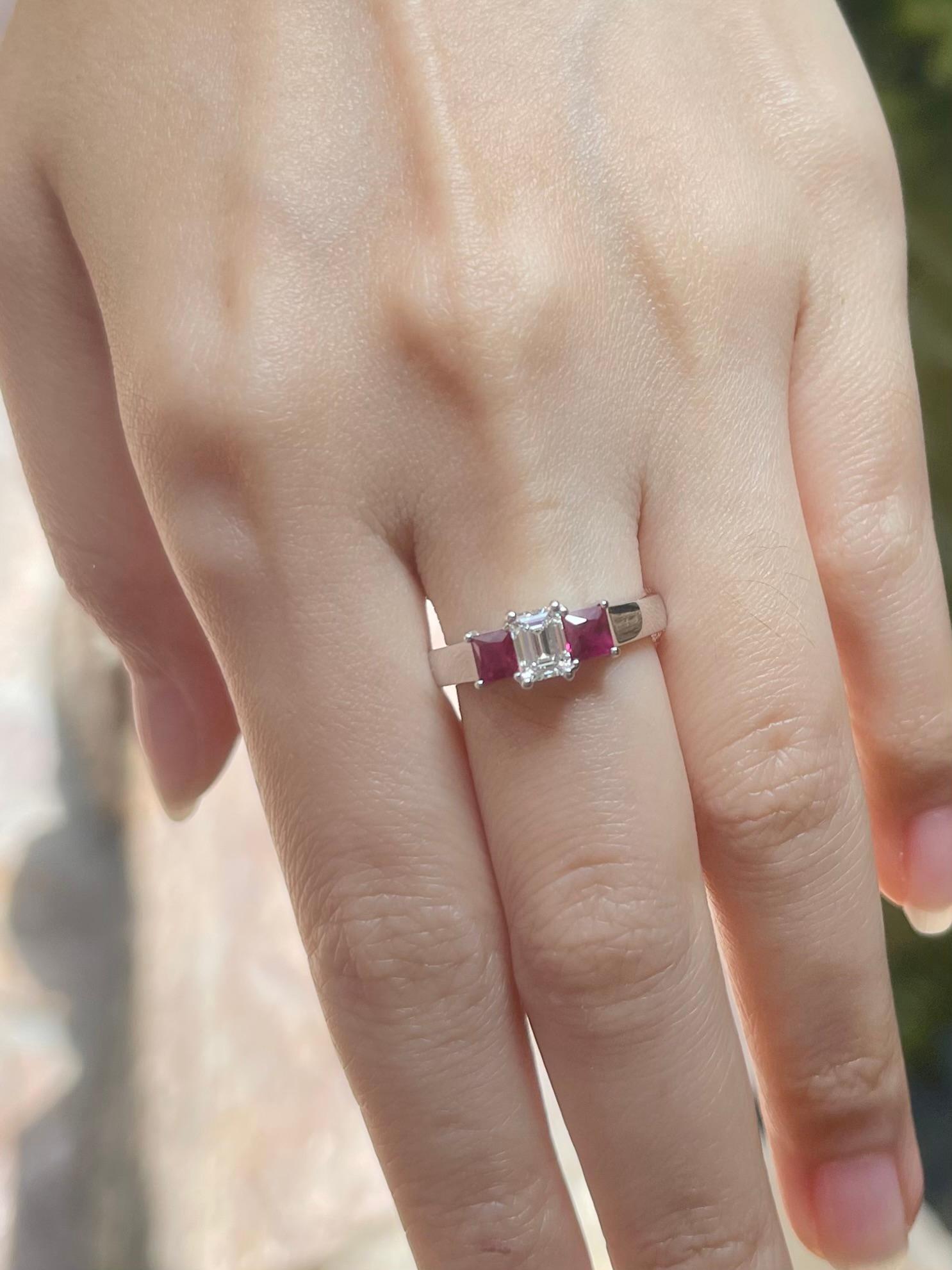 Taglio smeraldo Anello con diamante 0,56 e rubino con montatura in platino 950 in vendita