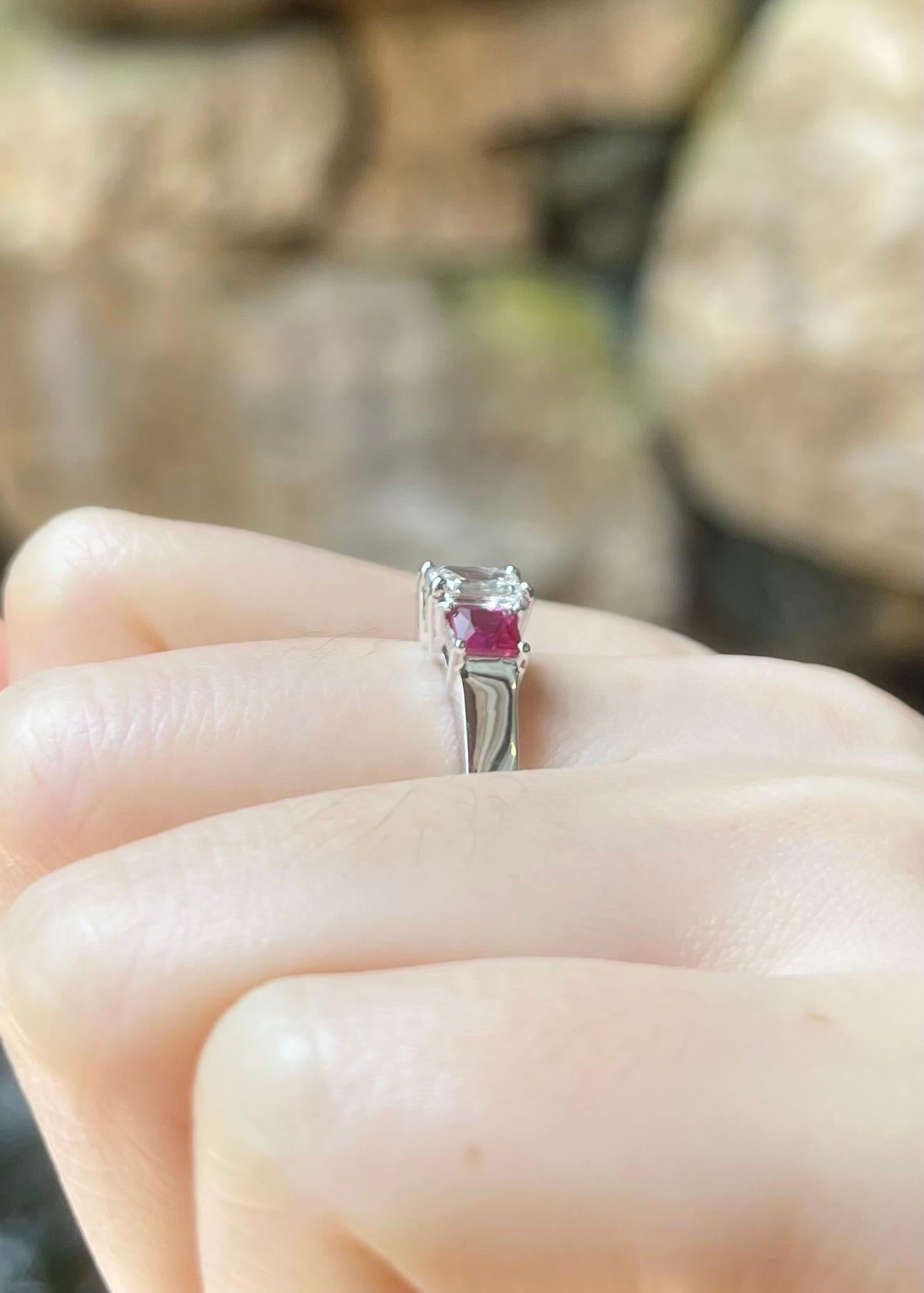 Donna Anello con diamante 0,56 e rubino con montatura in platino 950 in vendita