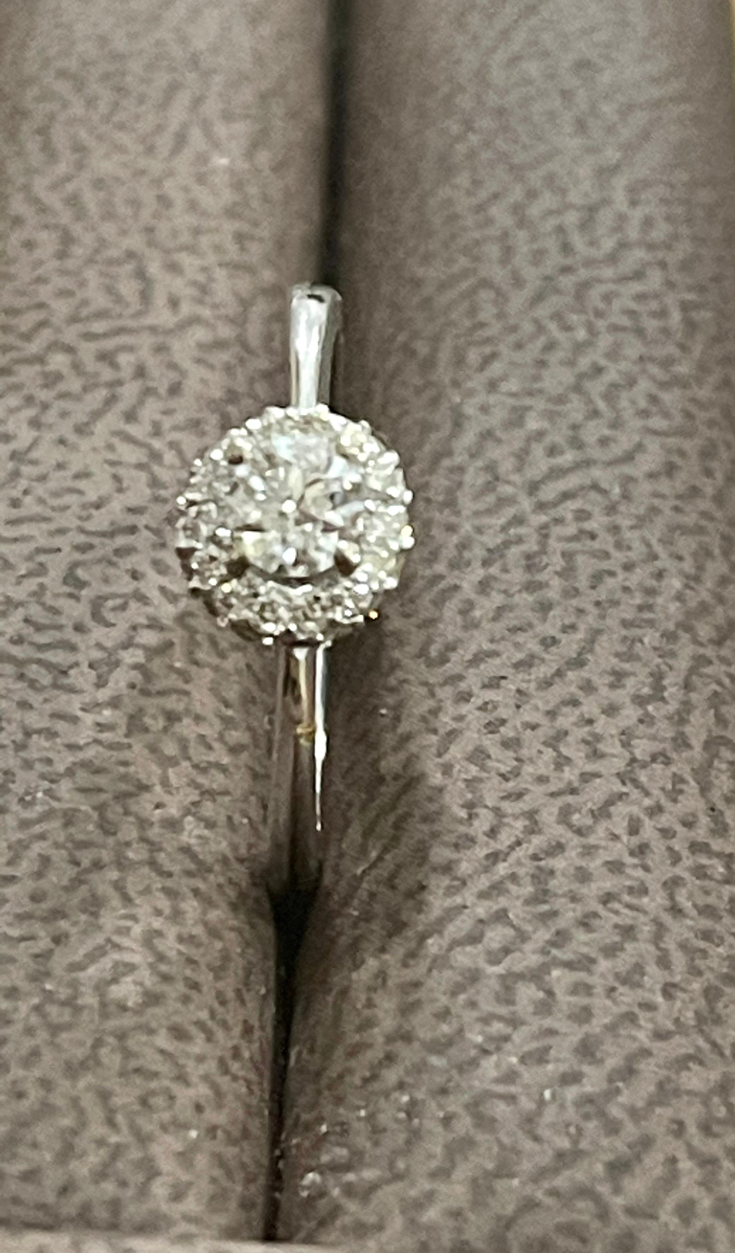 Bague/anneau traditionnel en or blanc 14 carats avec diamant de 0,6 carat, bague halo Excellent état - En vente à New York, NY