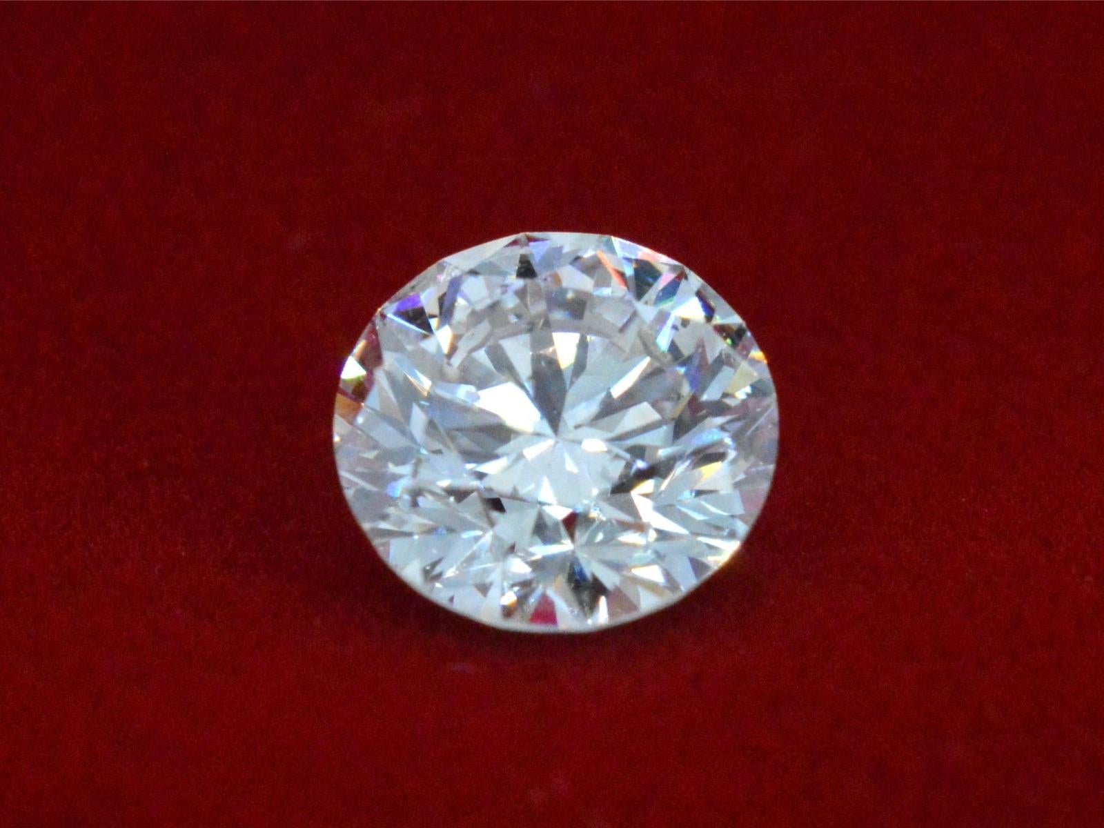Quantity: 1
 Product Name: 0.60 Carat Natural Starcut Diamond with Laser Engraved
 Brand: Starcut
 Cut shape: Brilliant cut modified
 Weight: 0.60 carat
 Colour: I
 Purity: VVS1
 Packaging: IGI sealed
 Certificate number: 499102323.
Retail value: €