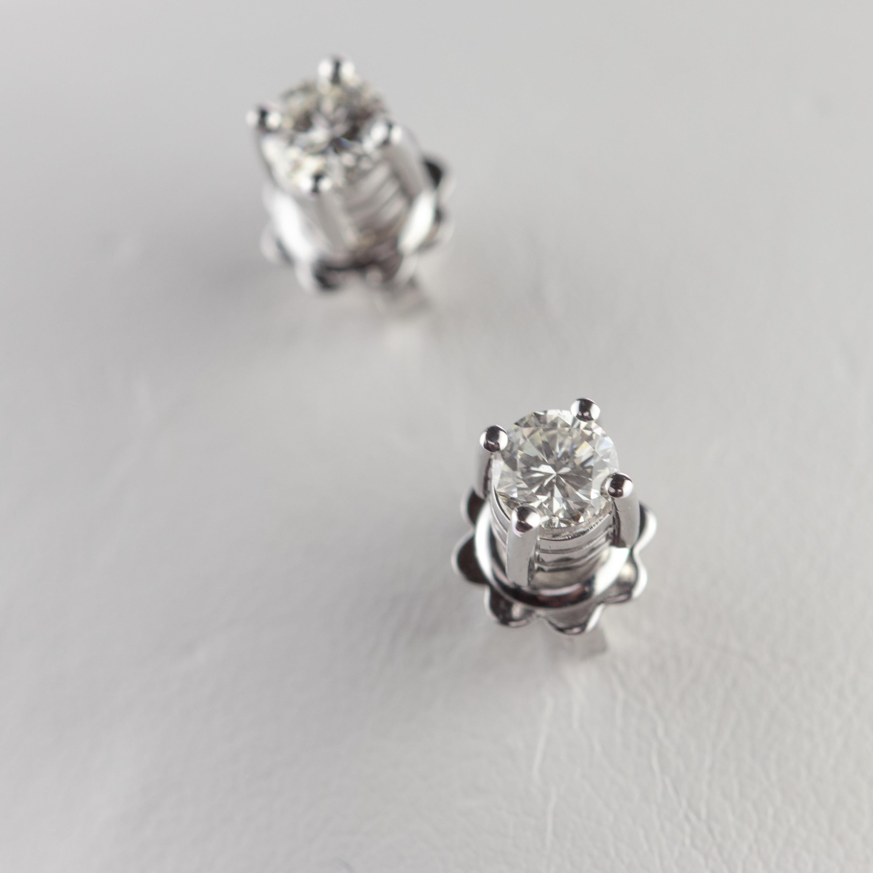 Clous d'oreilles de fiançailles italiennes Intini en or blanc 18 carats avec diamants de 0,67 carat en vente 2