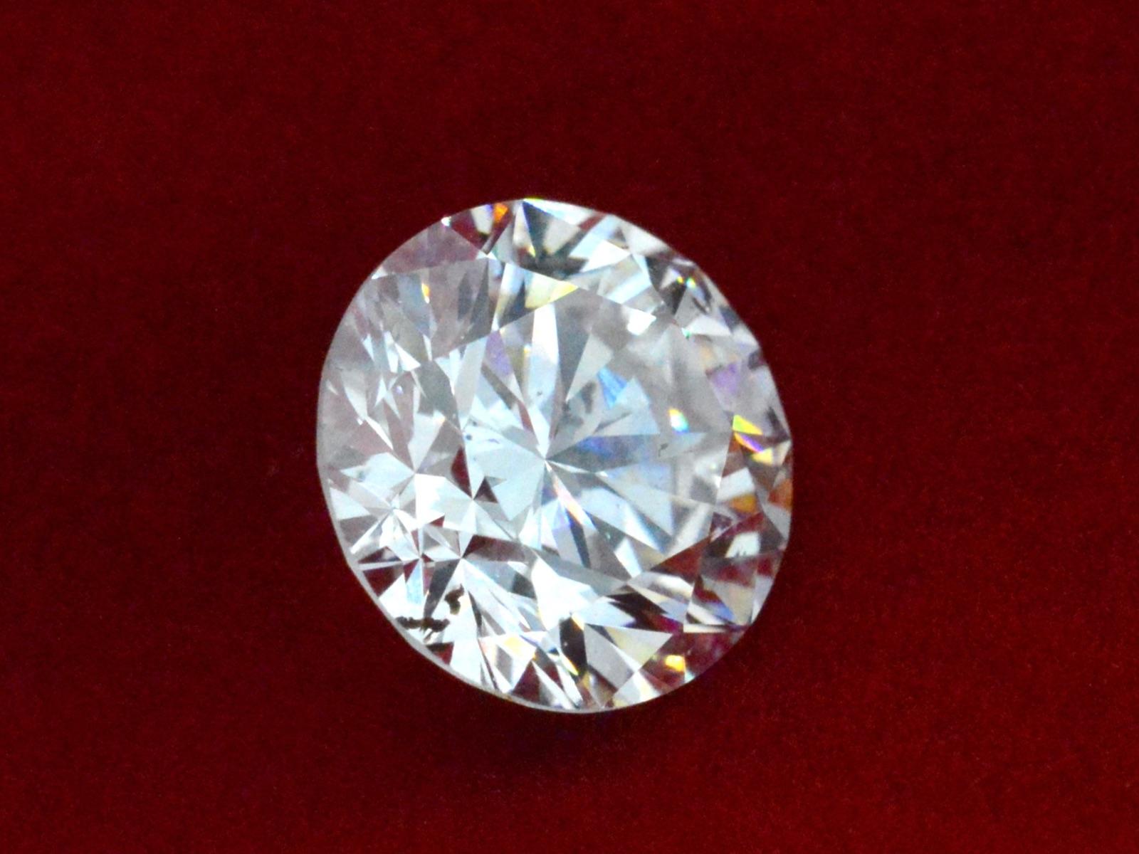 Menge: 1
 Produkt Name: 0,78 Karat Natürlicher Starcut Diamant mit Lasergravur
 Marke: Starcut
 Schliffform: Brillantschliff modifiziert
 Gewicht: 0,78 Karat
 Farbe: D
 Reinheit: VVS1
 Verpackung: IGI-versiegelt
 Bescheinigungsnummer: 533204199.
