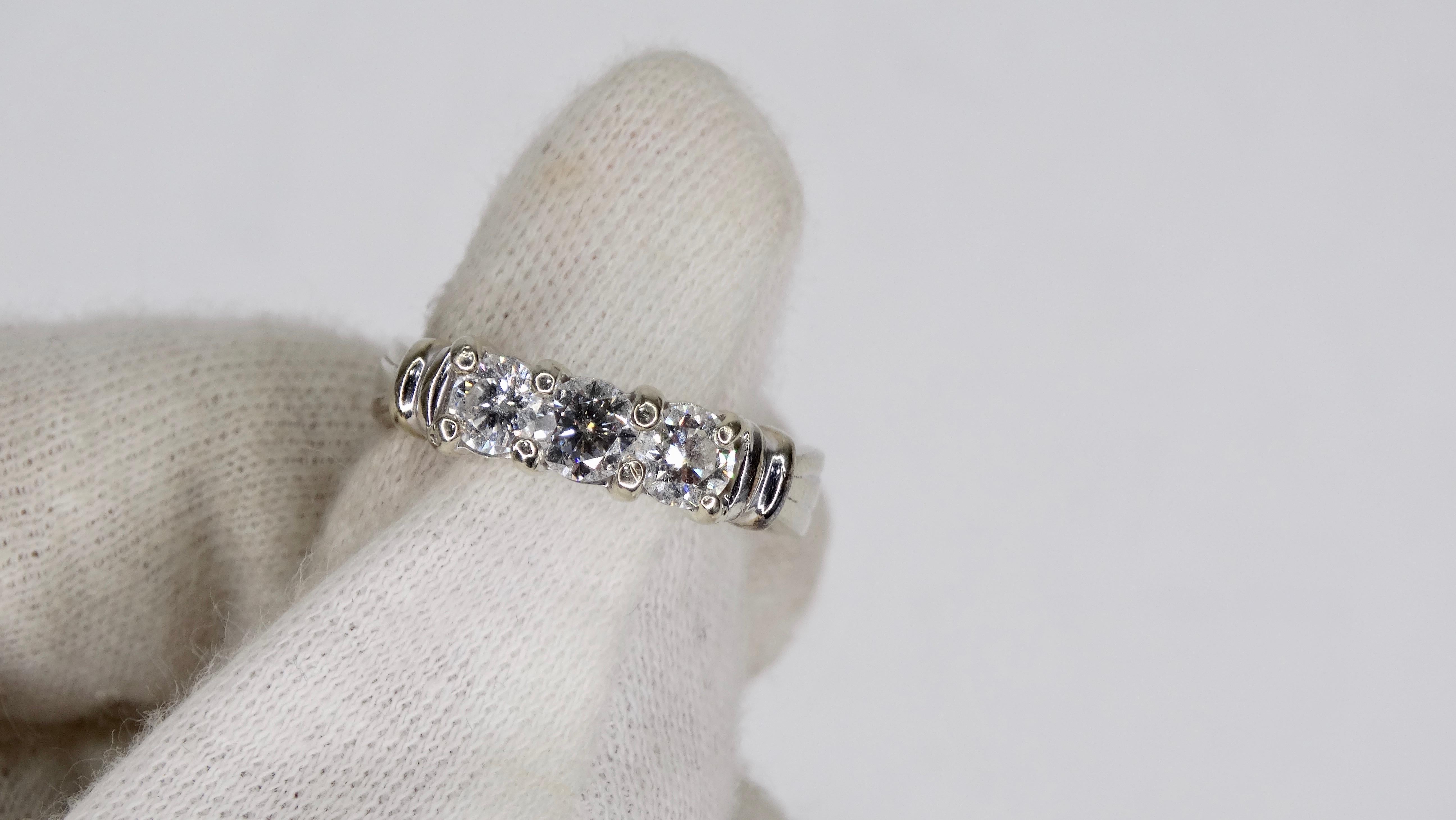 Schöner Verlobungsring aus 14k Weißgold mit drei runden Diamanten im VS-Schliff in einer gemeinsamen Zackenfassung. Diamanten entspricht fast 1c insgesamt und Gesamtgewicht ist 5,62g. Der Ring hat die Größe 7. 
Der perfekte Verlobungsring für diesen