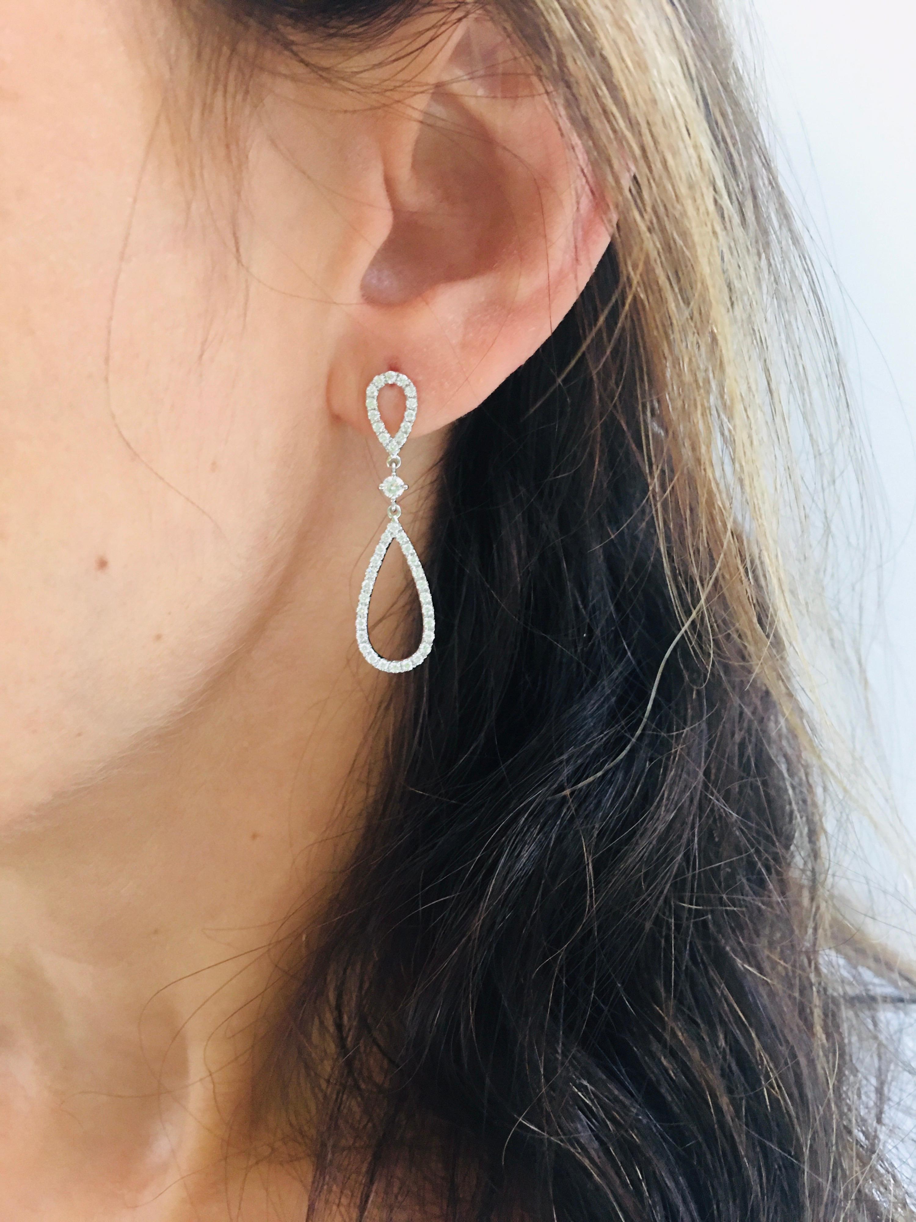 Clous d'oreilles pendants Infinity en or blanc 18 carats avec diamants taille ronde de 1 carat Neuf - En vente à London, GB