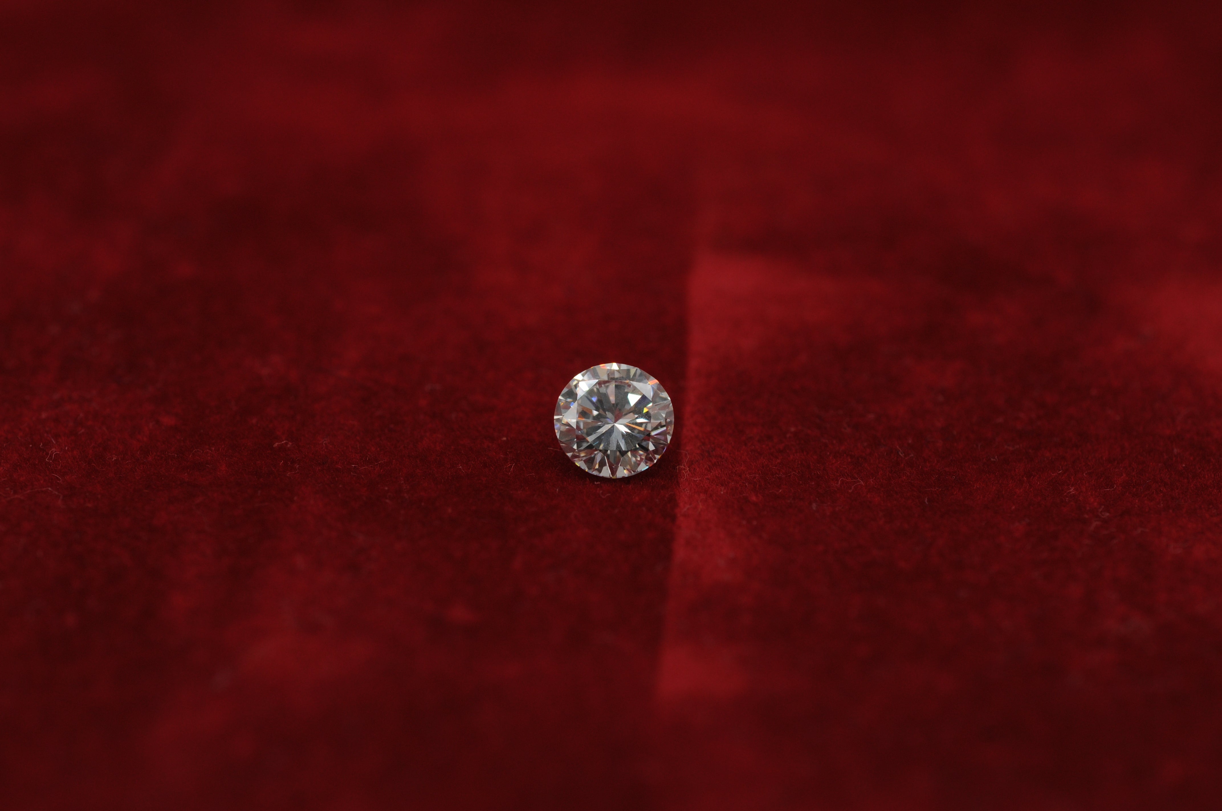 Lassen Sie sich von diesem atemberaubenden Diamanten im Brillantschliff mit einem Gewicht von 1,02 Karat verführen. Dieser Diamant, der von HRD einwandfrei bewertet wurde, weist außergewöhnliche Eigenschaften auf, die seine Schönheit