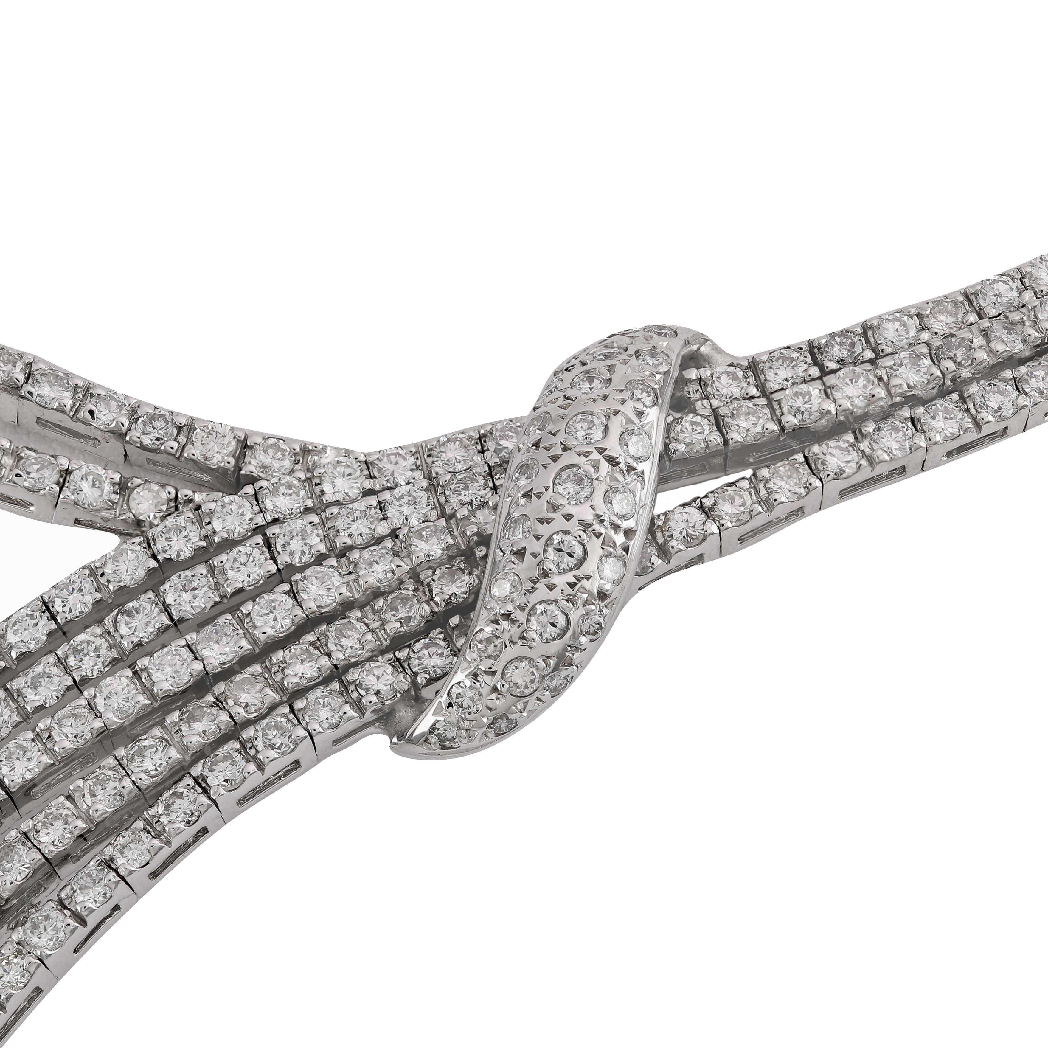 Collana a cascata in oro bianco con diamante da 10,50 carati
Questa elaborata collana di diamanti a cascata è realizzata con oltre 50,0 grammi di oro bianco 14k. Il bracciale contiene un totale di 10,50 carati di diamanti, tutti di colore GH e