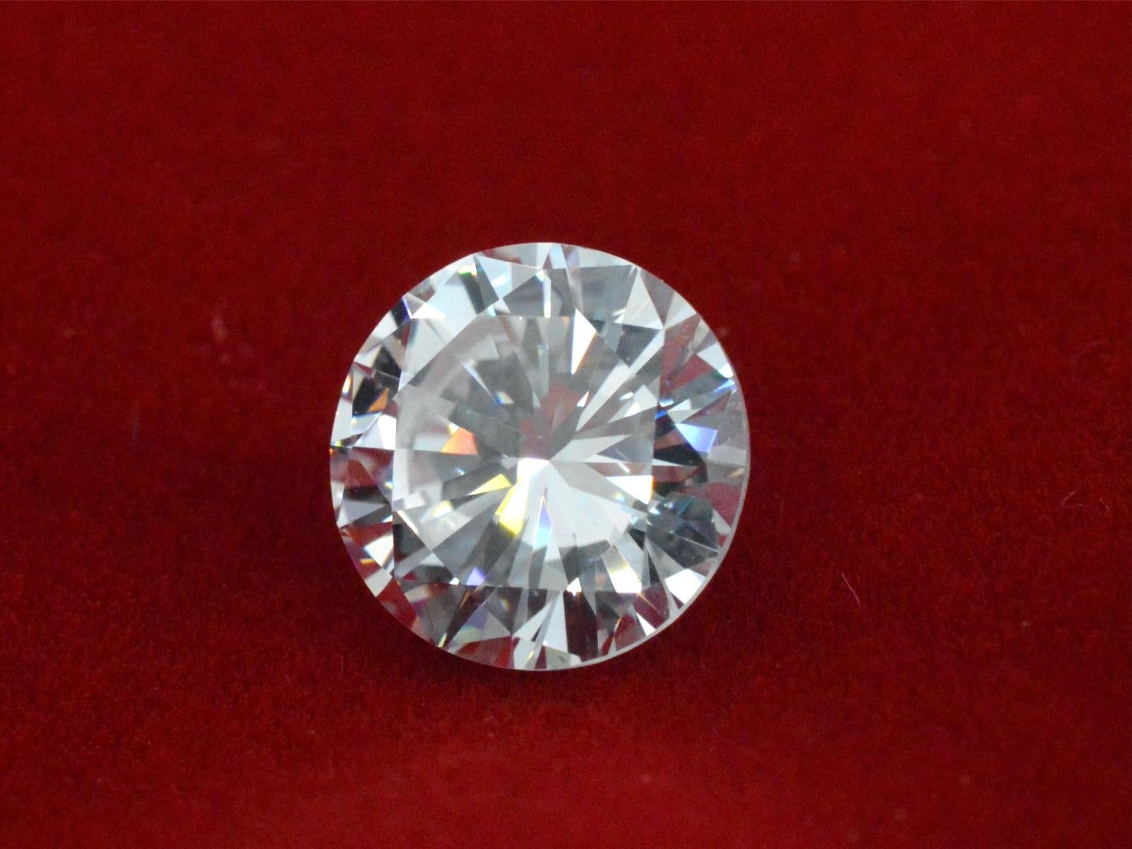 Quantity: 1
 Product Name: 1.06 Carat Genuine Starcut Diamond (Certified);
 Cut shape: Starcut brilliant cut
 Weight: 1.06 carat
 Color: G
 Purity: VVS2
 Certificate: IGI
 Certificate number: 564346916
Retail value: € 34.500,-