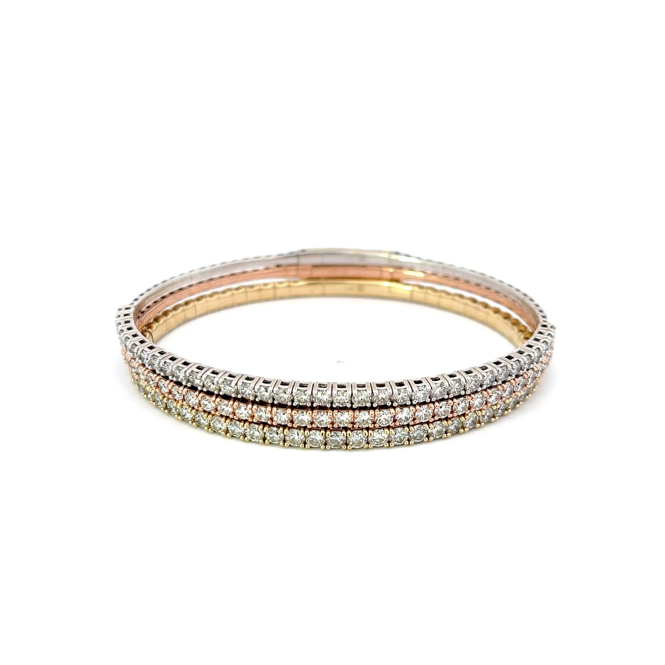 Diamant-Armreif aus 14 Karat Weiß-Rose-Gelbgold. Die Armreifen sind mit 10,8 ct runden Brillanten besetzt und wiegen insgesamt 24,2 Gramm.