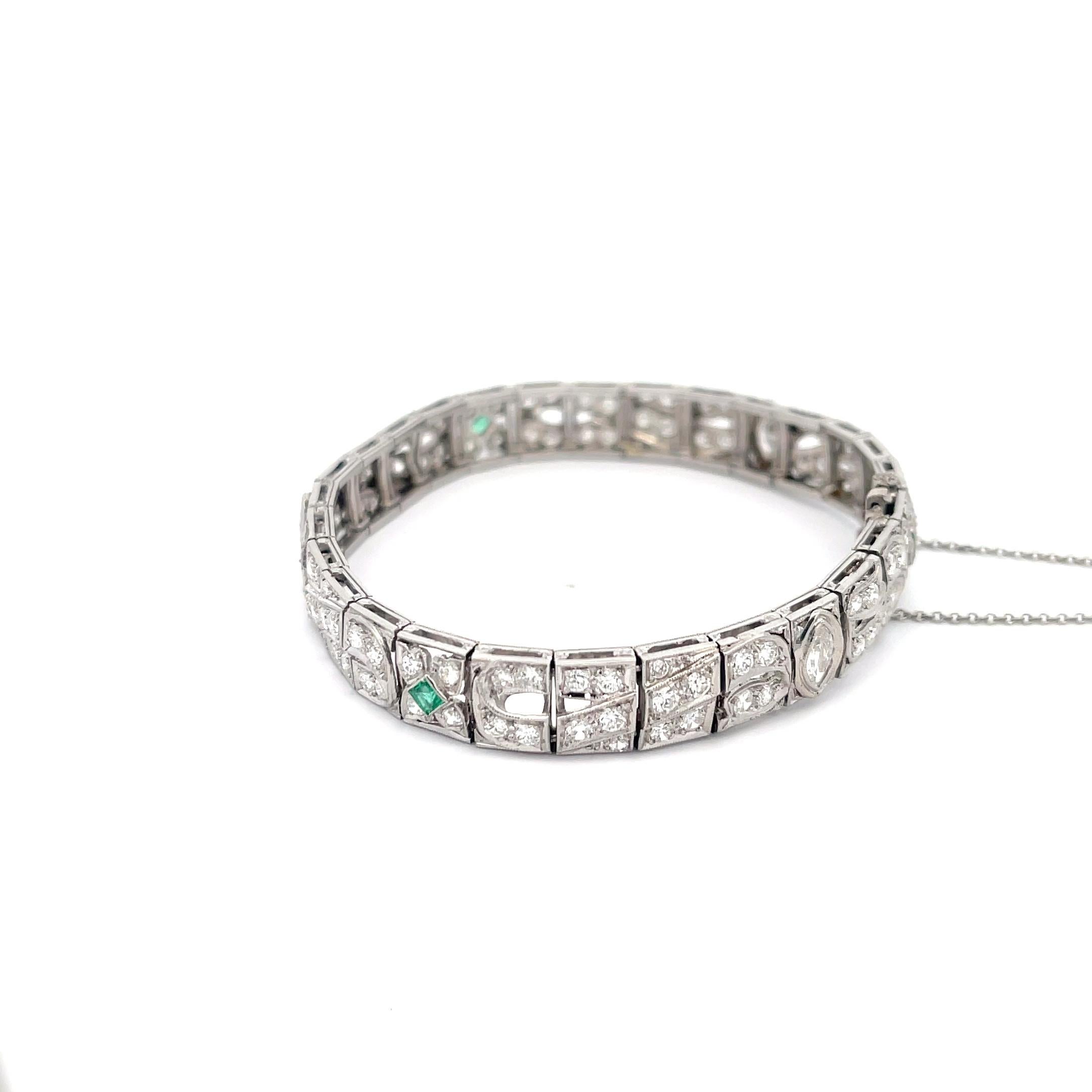 Diamant- und Smaragdarmband aus Platin. Das Armband besteht aus ca. 4 ct runden und marquisen Diamanten und 0,12 ct Smaragden im Quadratschliff. Das Armband ist 7 Zoll lang, 8,6 mm breit und wiegt 30,3 Gramm. 