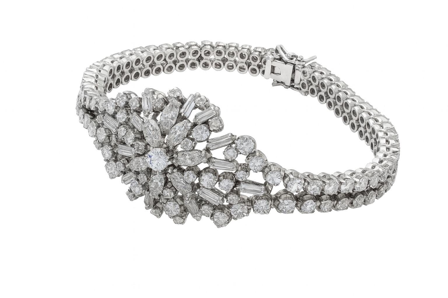 Bracelet en or blanc 18 carats à motif floral et diamants 12 carats Excellent état - En vente à Chicago, IL