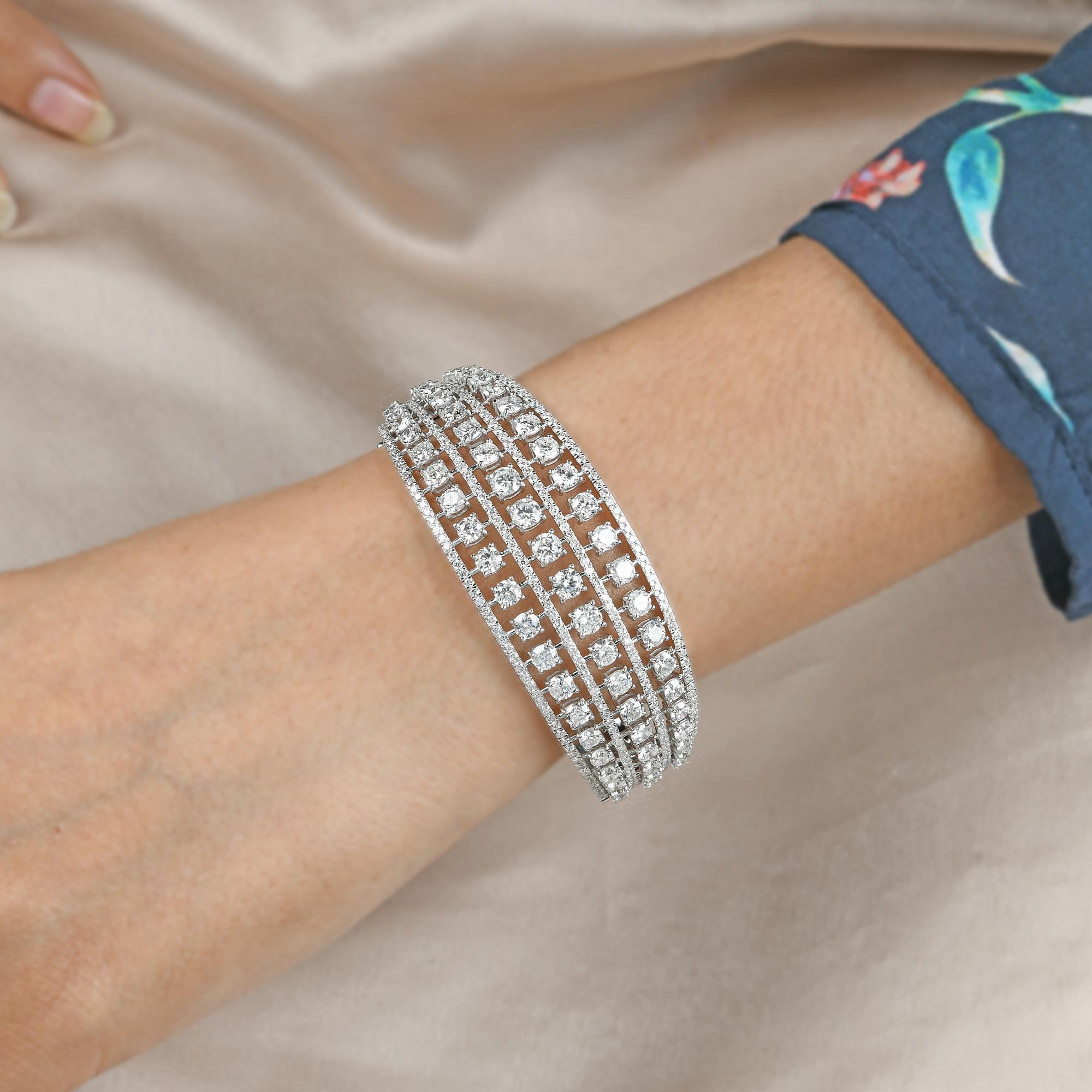 Bracelet manchette large en or blanc 14 carats diamant 12.25 Carat SI/H Round 
Il s'agit d'un bracelet à large manchette ou d'un bracelet large. Il y a trois rangées distinctes et parallèles de diamants ronds de taille brillant plus grands. Les