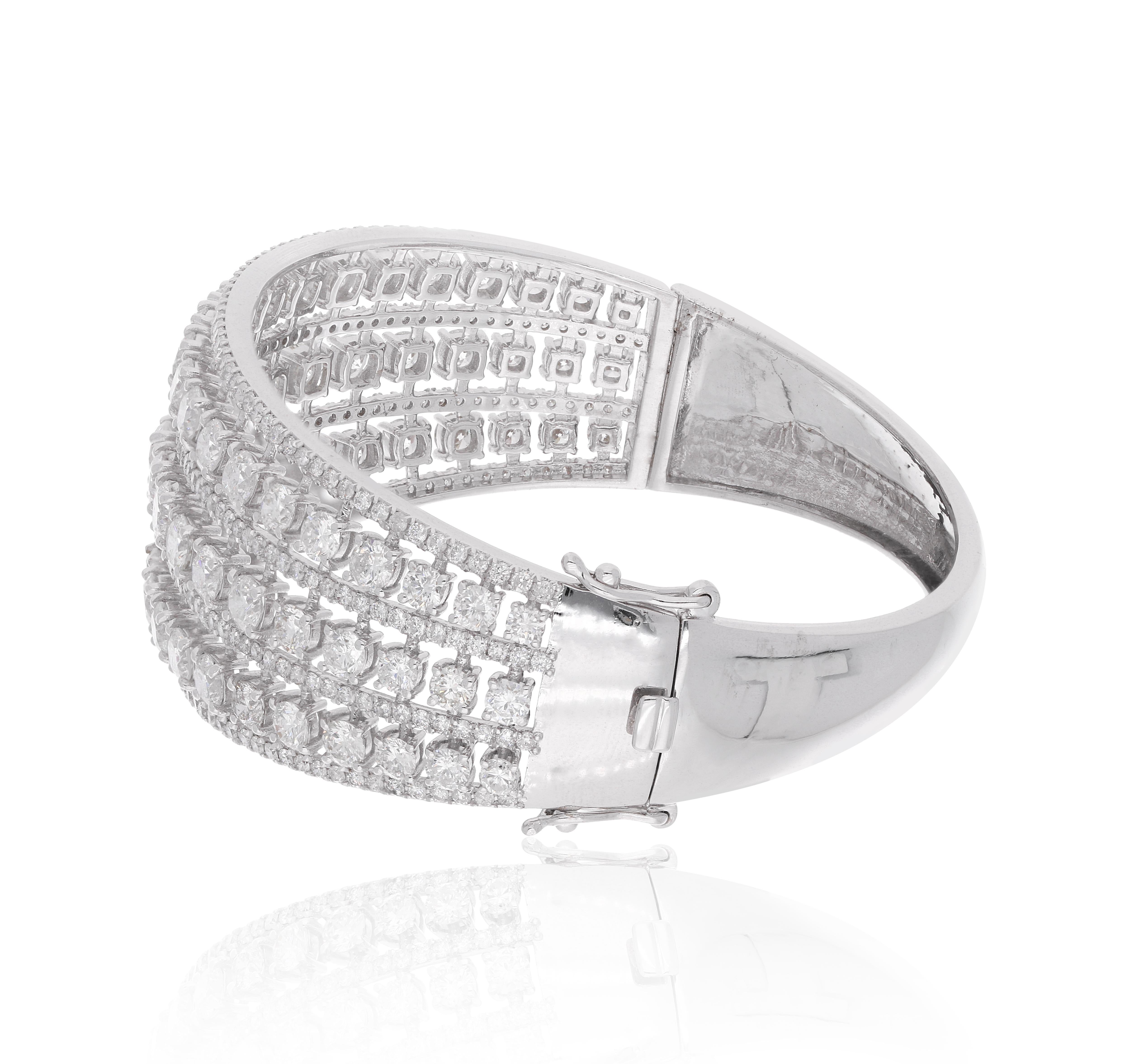 Moderne Bracelet manchette large en or blanc 14 carats diamant 12.25 Carat SI/H Round en vente