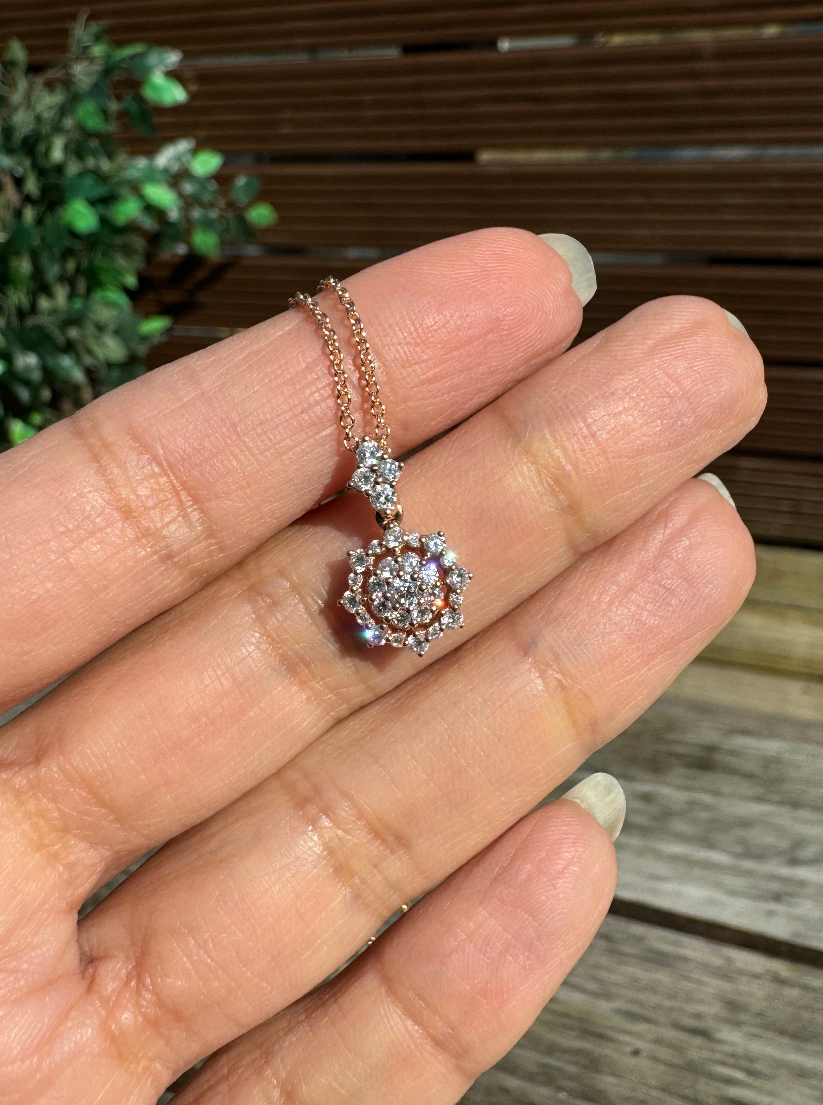 Offrez-vous ou offrez à quelqu'un que vous aimez ce fantastique collier pendentif en or rose 14 carats, véritable témoignage d'élégance.

La pièce maîtresse est un superbe pendentif ajouré, orné en son cœur d'une grappe de 9 diamants ronds de taille