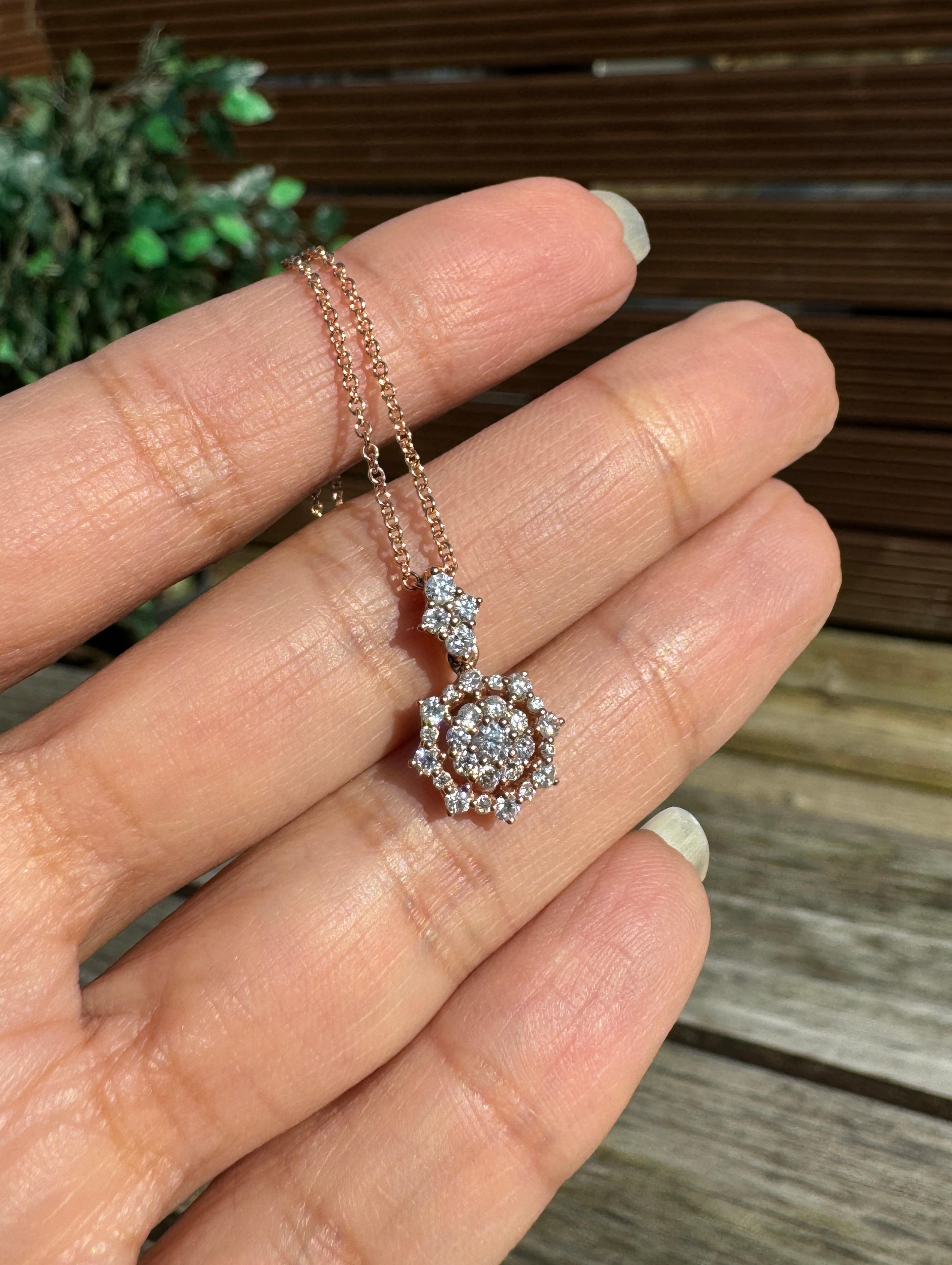 Moderne Collier en or rose 14 carats avec pendentif étoile ajourée en diamant en vente
