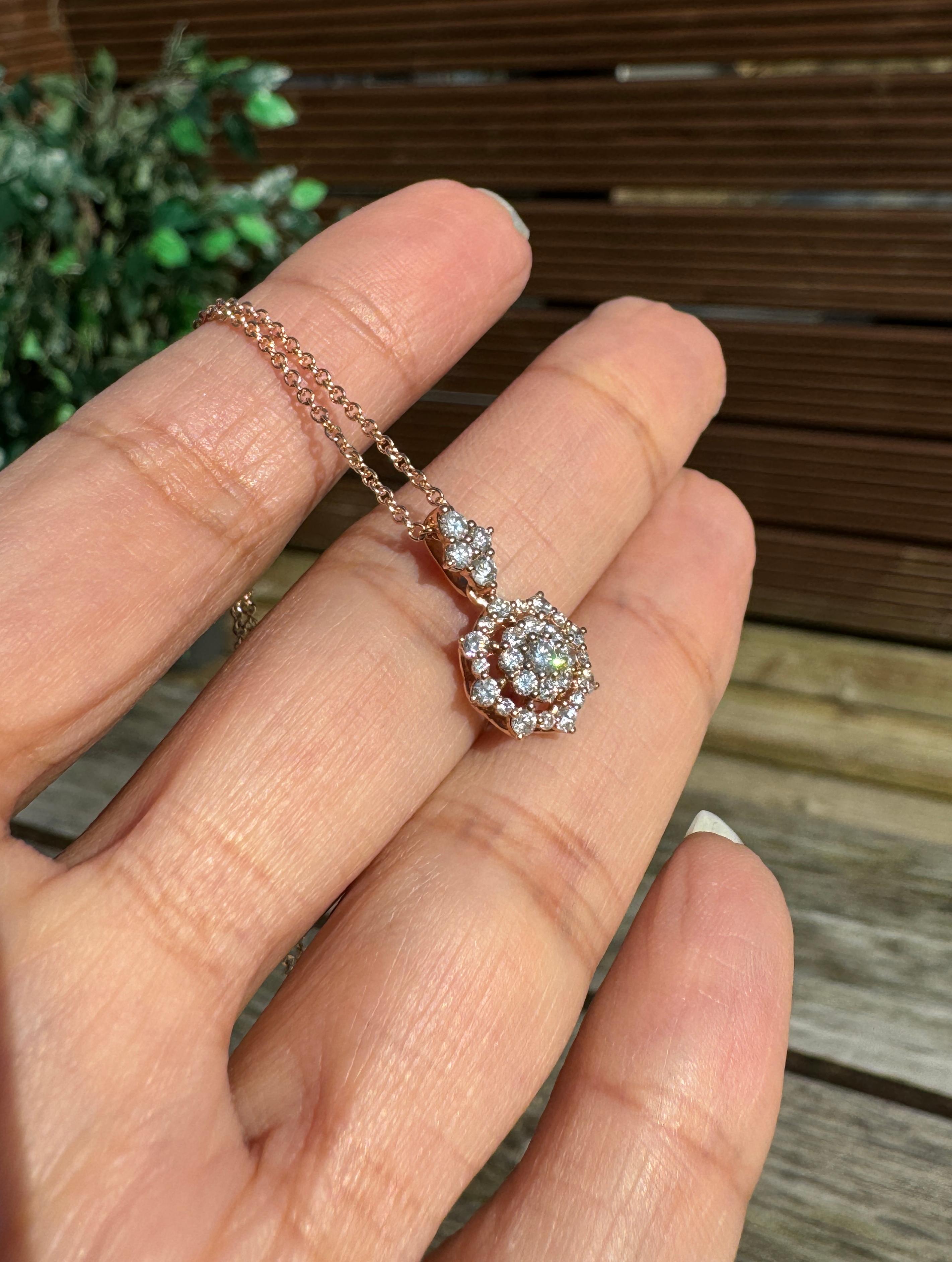 Taille brillant Collier en or rose 14 carats avec pendentif étoile ajourée en diamant en vente