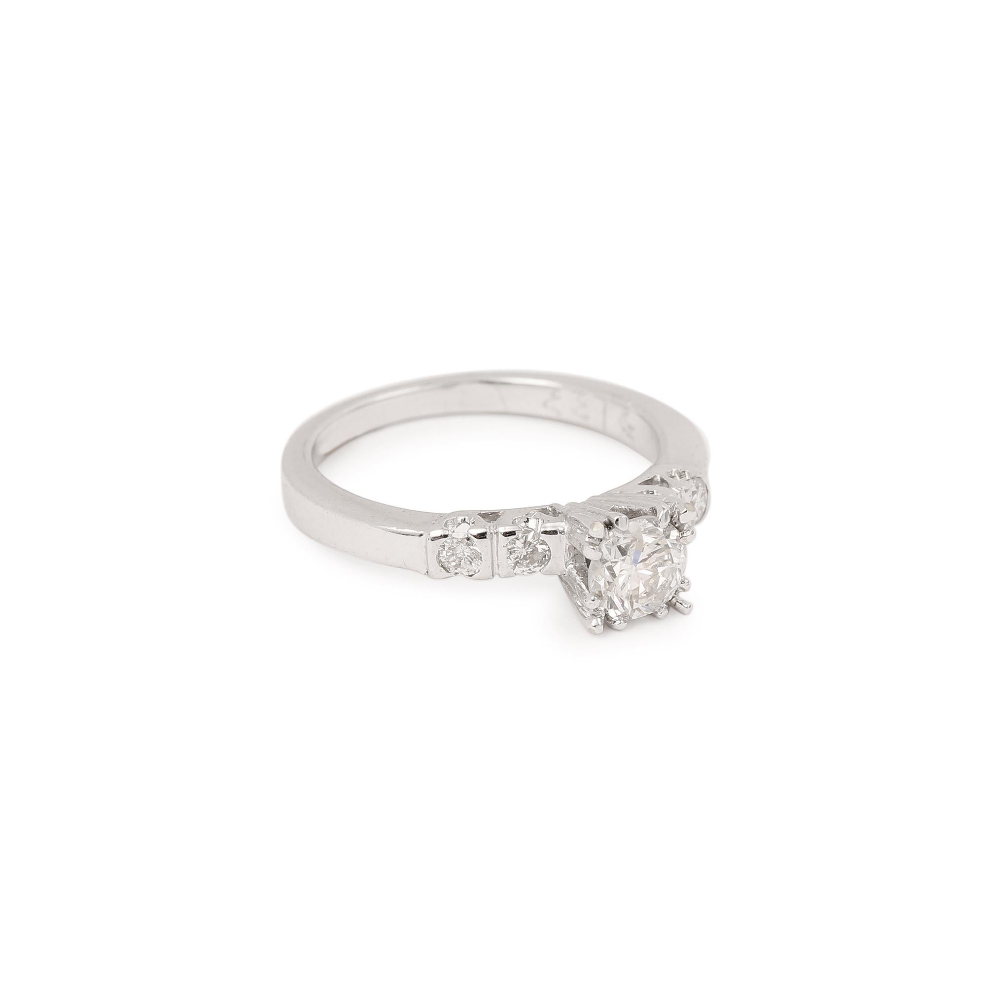 Elegant solitaire in white gold set with a central diamond and paved on both sides with 2 small diamonds

Estimated weight of the central diamond : 0.55 carats

Estimated color: H/I

Estimated clarity: P1

Total estimated weight of the pavement: