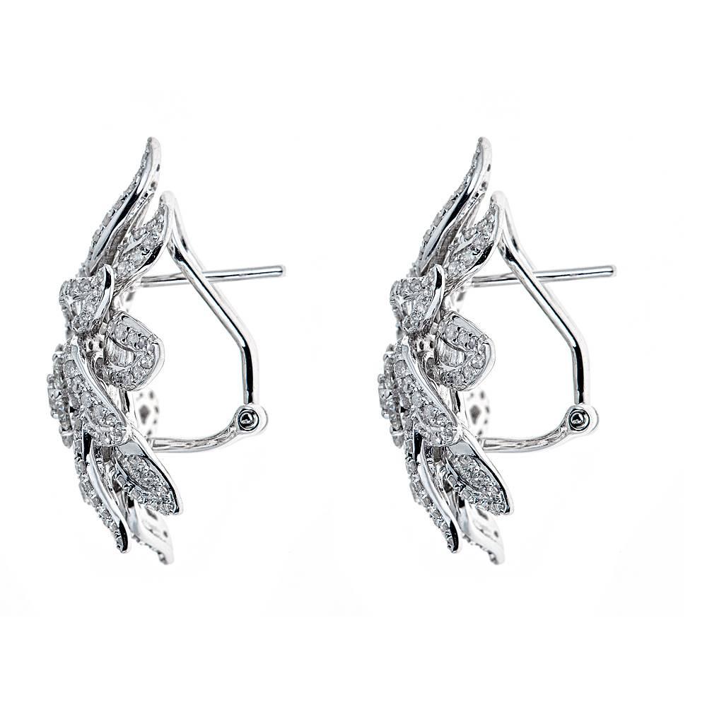 14k white gold earrings in the shape of a flower covered with approximately 2.97 CT in Baguette and round diamonds, (GH color, SI2-I Clarity.