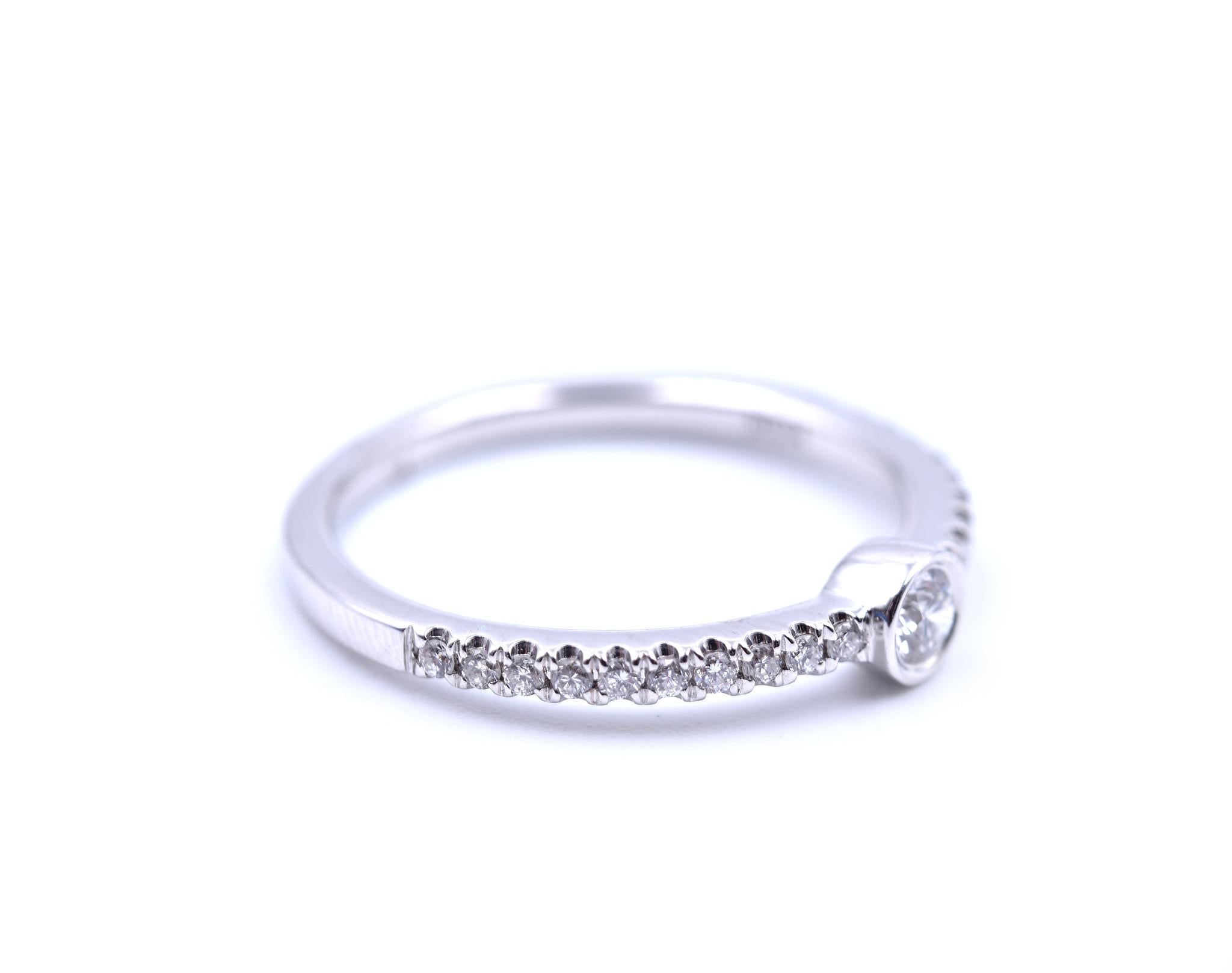 Designer: design personalizzato
Materiale: oro bianco 14k
Diamanti: 21 tondi taglio brillante = 0,26cttw
Colore: G
Chiarezza: VS
Misura dell'anello: 6 1/2 (si prega di prevedere due giorni di spedizione in più per le richieste di misura) 
Peso: 2.03