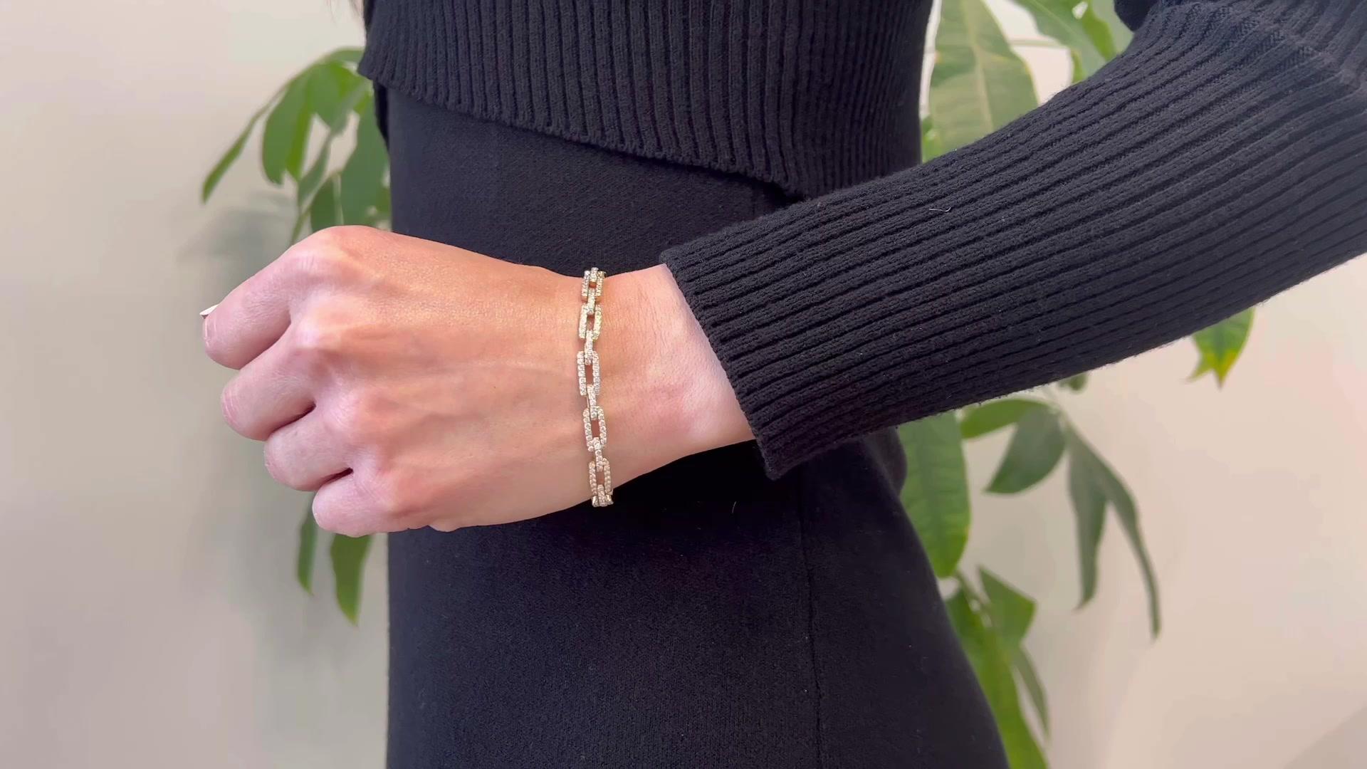 Ein Diamant 14 Karat Gelbgold Gliederarmband. Mit 231 runden Diamanten im Brillantschliff mit einem Gesamtgewicht von ca. 4,20 Karat, eingestuft in Farbe F und Reinheit VS. Gefertigt aus 14 Karat Gelbgold mit Reinheitszeichen. ca. 2020. Die Länge