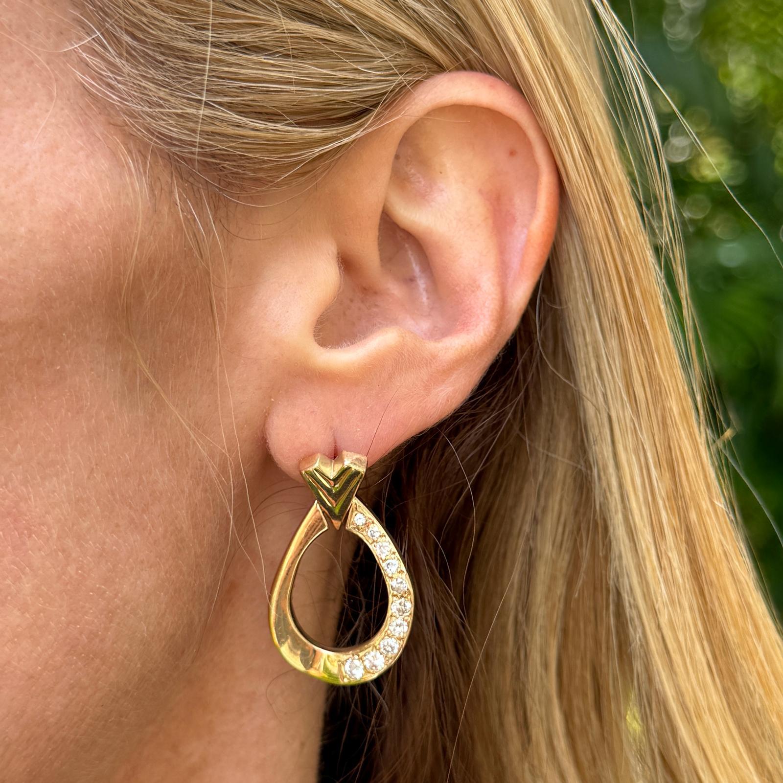 Questi moderni orecchini in oro giallo 14k sono caratterizzati da un elegante design ovale a cerchio aperto, che mette in mostra un totale di 20 diamanti rotondi taglio brillante con un peso complessivo di 1,25 carati. I diamanti, classificati G-H