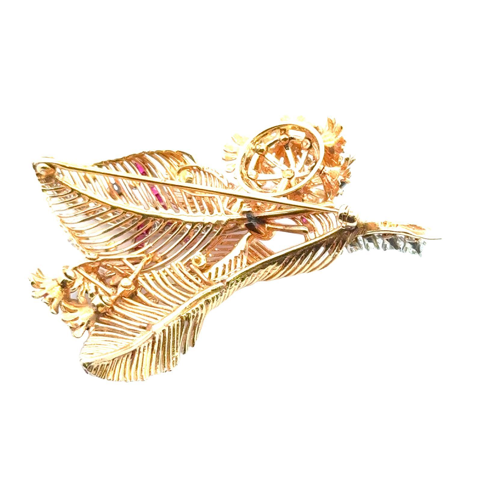 Diamond 14 Karat Yellow Gold Tremblant Leaf Floral Motif Vitnage Brooch In Excellent Condition For Sale In Boca Raton, FL