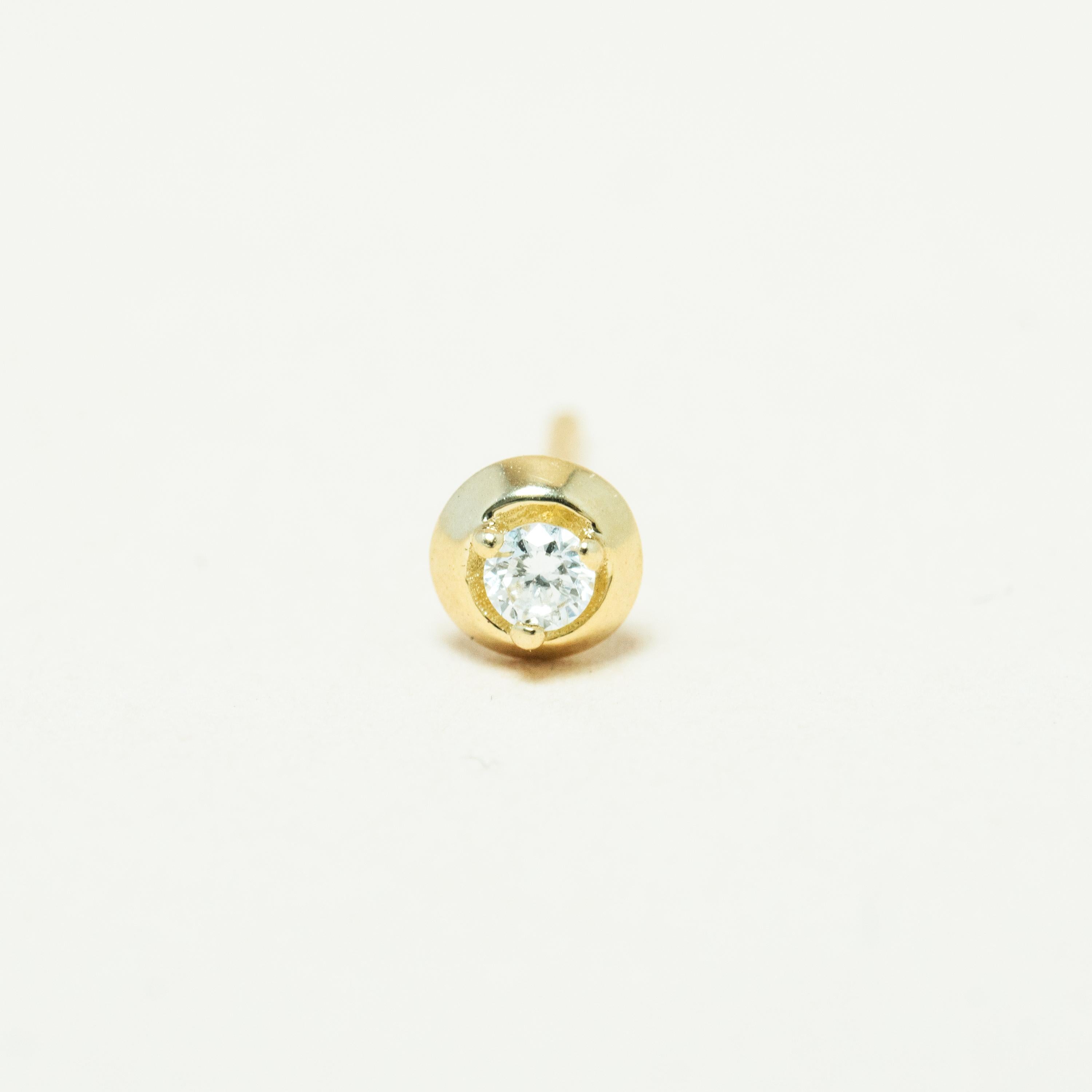 Mini clous d'oreilles en or 14 carats avec cercle de formation en diamants Neuf - En vente à Cleveland, OH