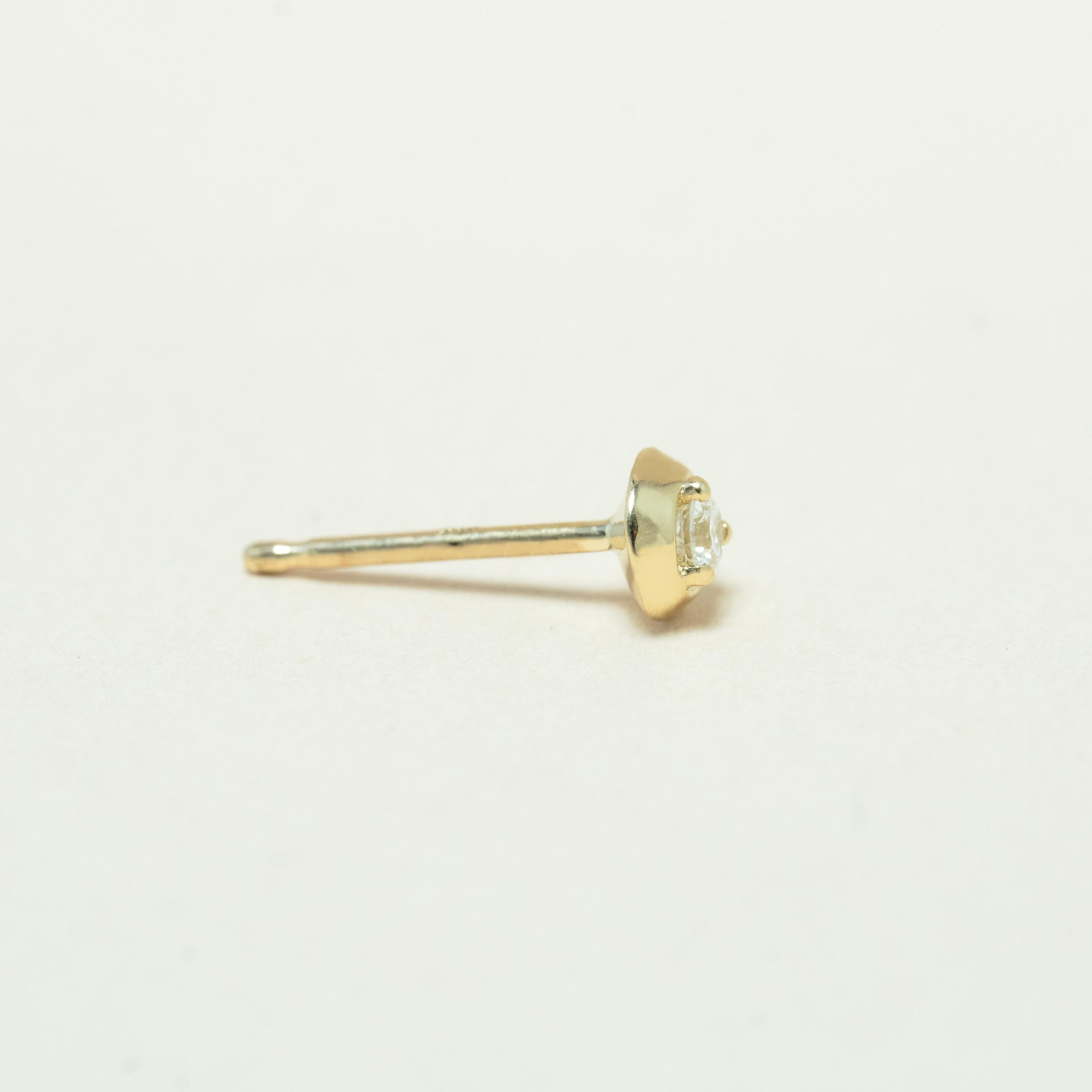 Mini clous d'oreilles en or 14 carats avec cercle de formation en diamants Unisexe en vente