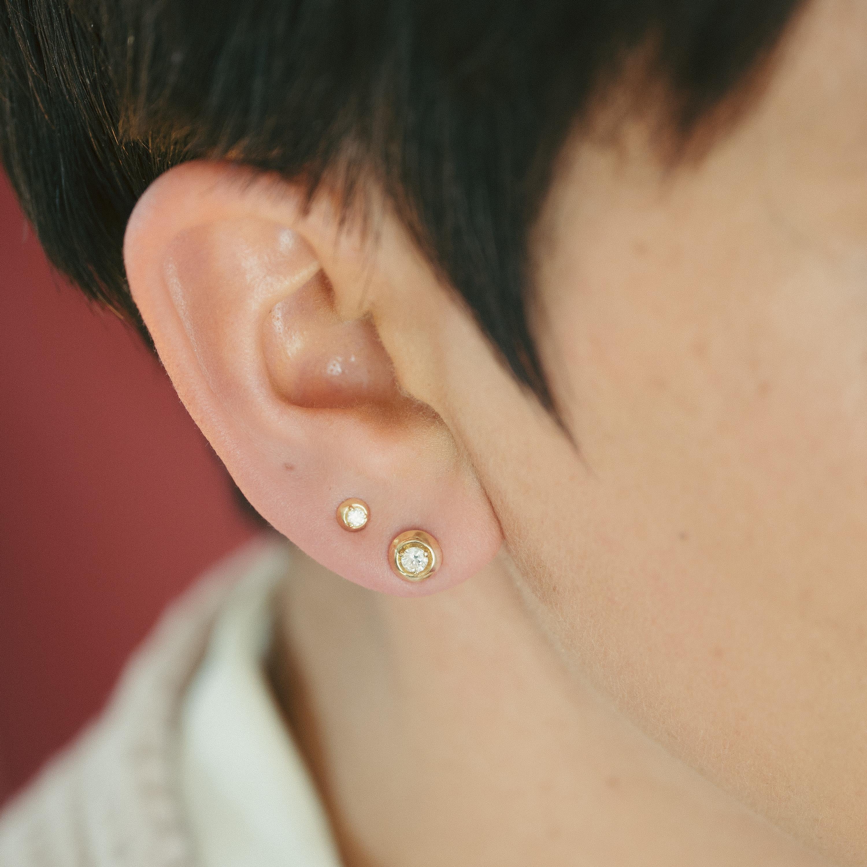 Mini clous d'oreilles en or 14 carats avec cercle de formation en diamants en vente 1
