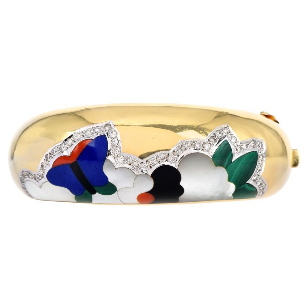 Caratterizzato dalla maestria del nostro bracciale Wide Dome Garden Scenery Bangle, un pezzo audace e ben realizzato. Questo squisito bracciale, realizzato in oro giallo 14K, presenta un disegno a intarsio senza soluzione di continuità di