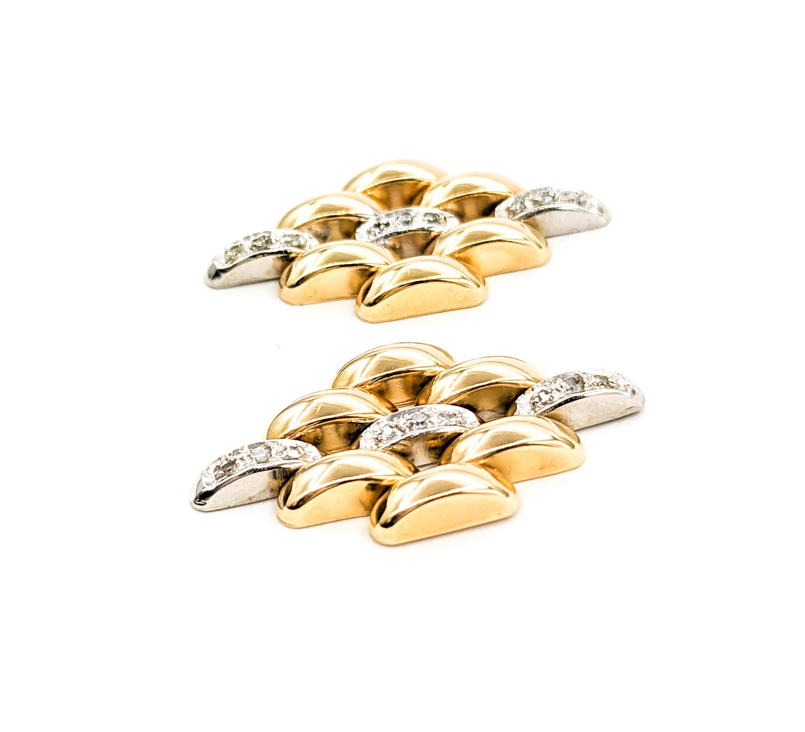 Diamond & 14K Gold Panther Link Earrings zin TZwo-Tone Gold



Introducing the Diamond & 14K Gold Panther Link Earrings, a retro-inspired masterpiece meticulously crafted in 14kt two-tone gold. These stunning earrings are adorned with .10ctw