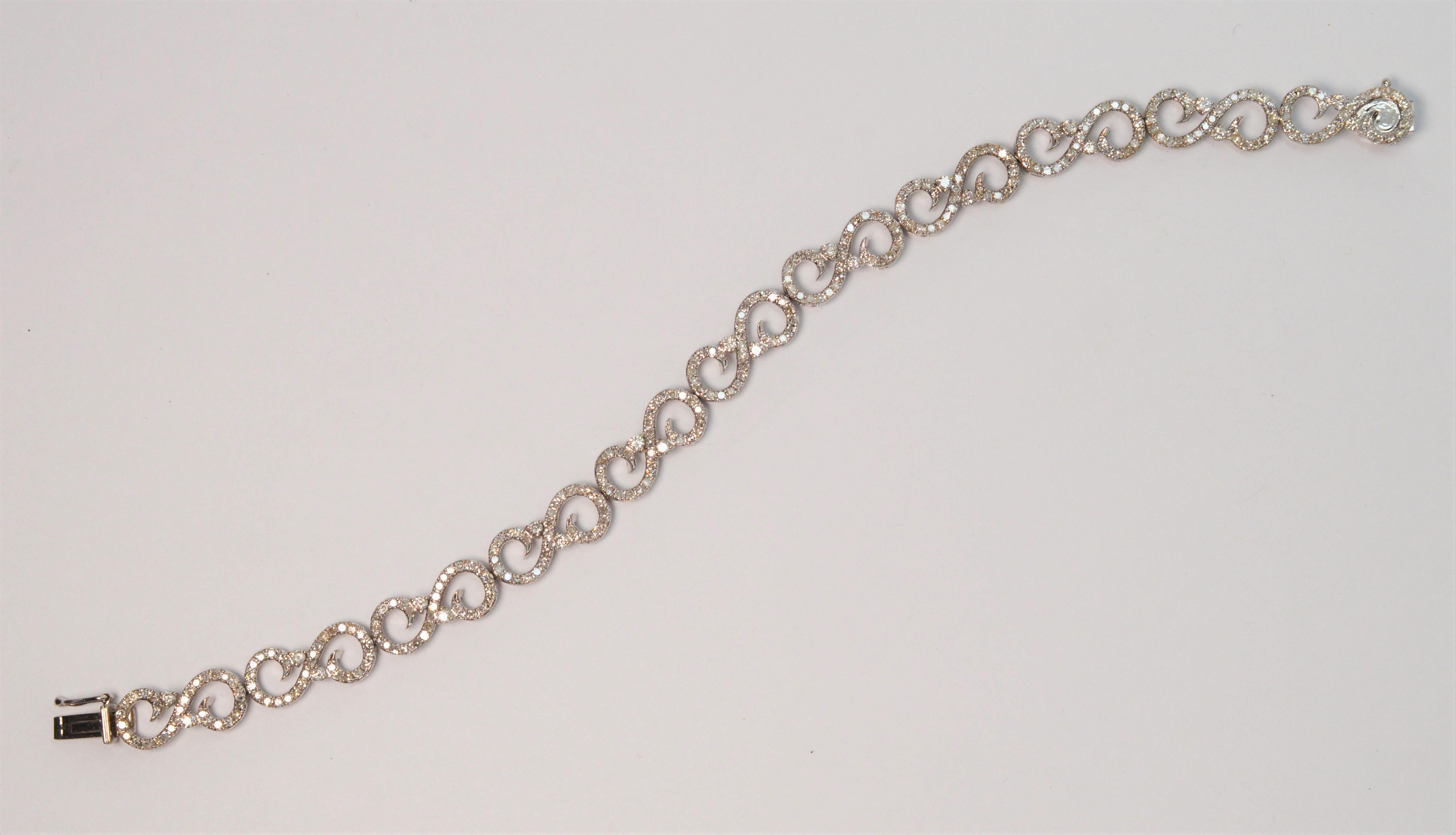 Taille ronde Bracelet à maillons en forme de tourbillon en or blanc 14 carats avec diamants fantaisie en vente