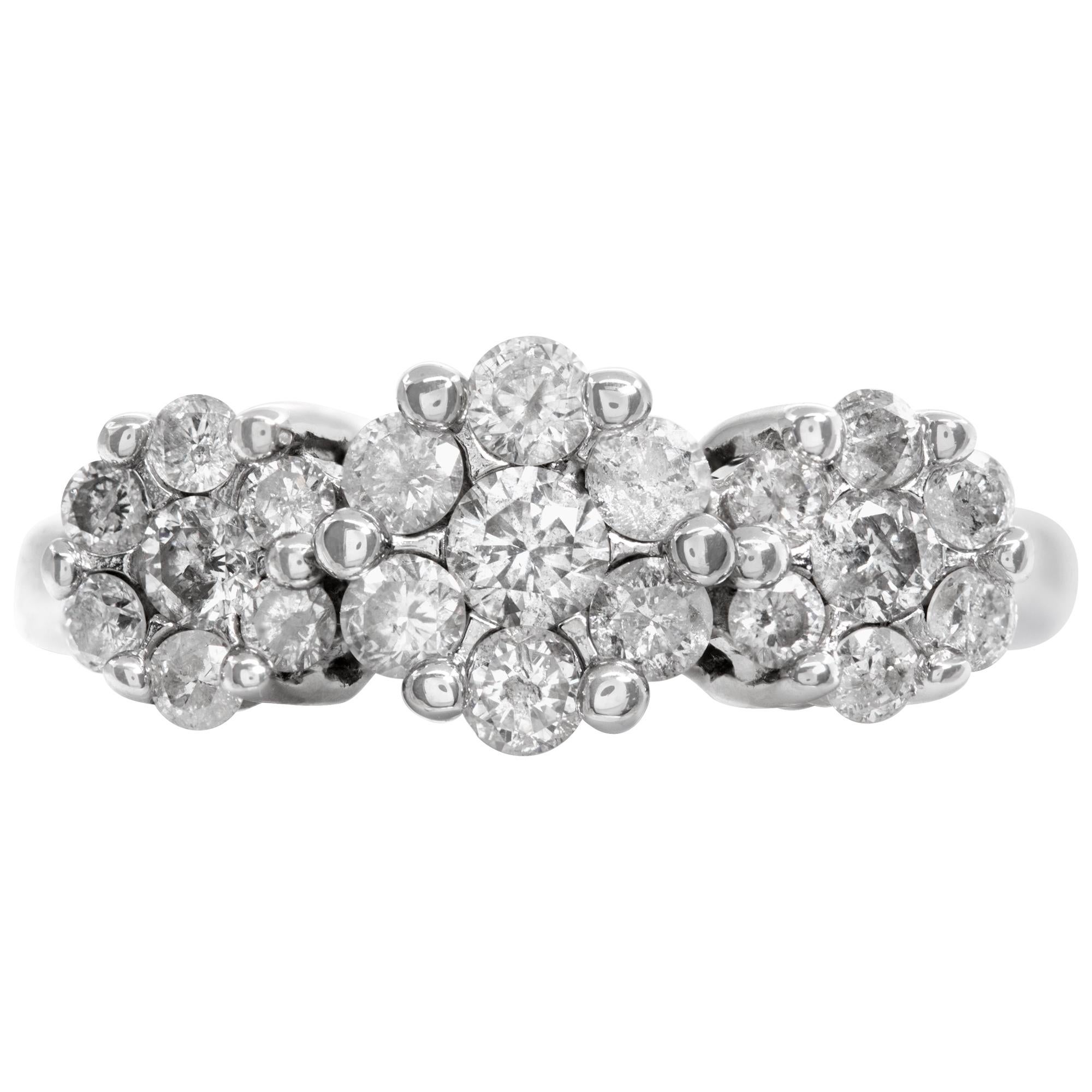 Bague de style fleur en or blanc 14k avec environ 1 carat de diamants de couleur G-H, pureté VS. Taille 6.25

Cette bague en diamant est actuellement de taille 6,25 et certains articles peuvent être dimensionnés vers le haut ou vers le bas, s'il