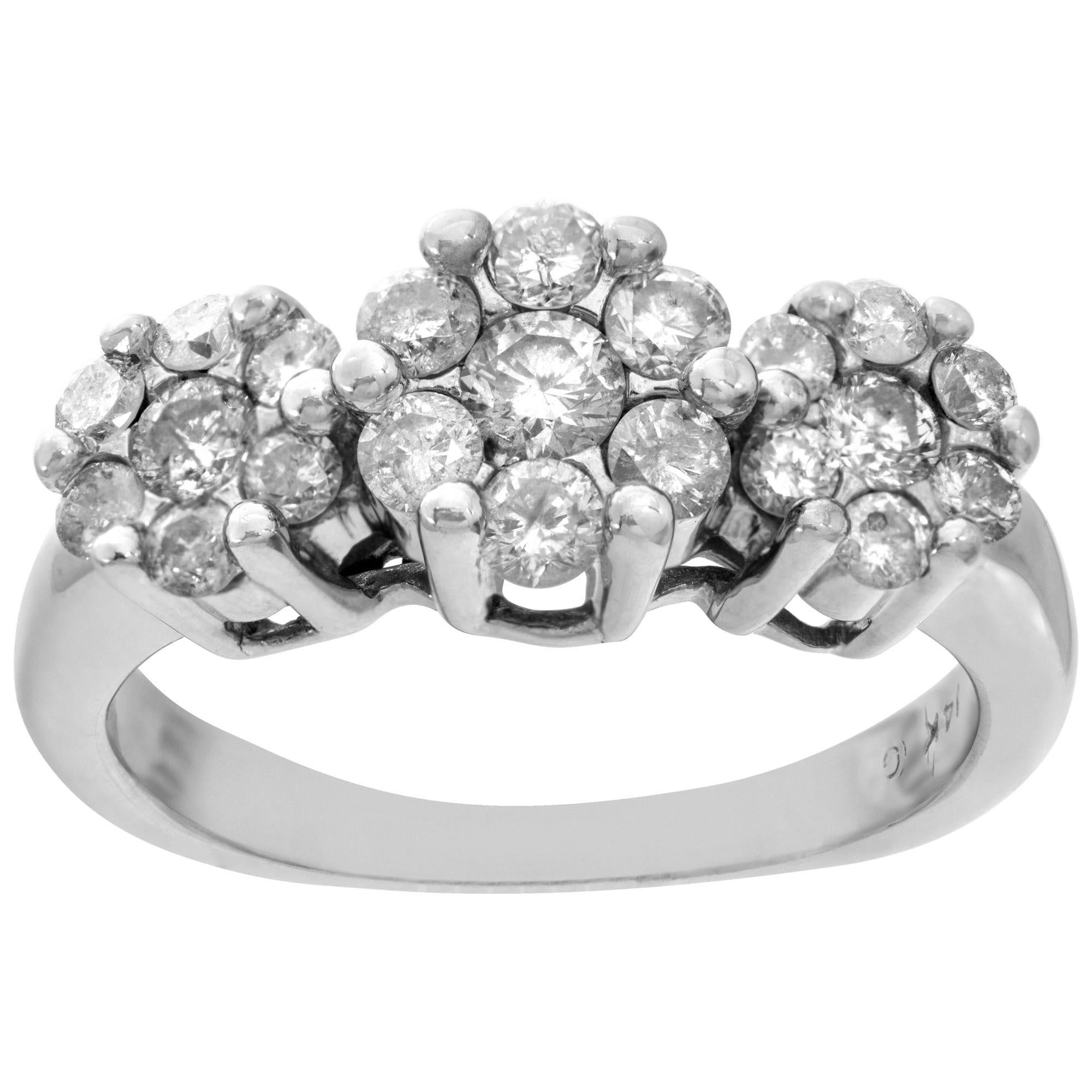 Bague de style fleur en or blanc 14k avec diamants en vente