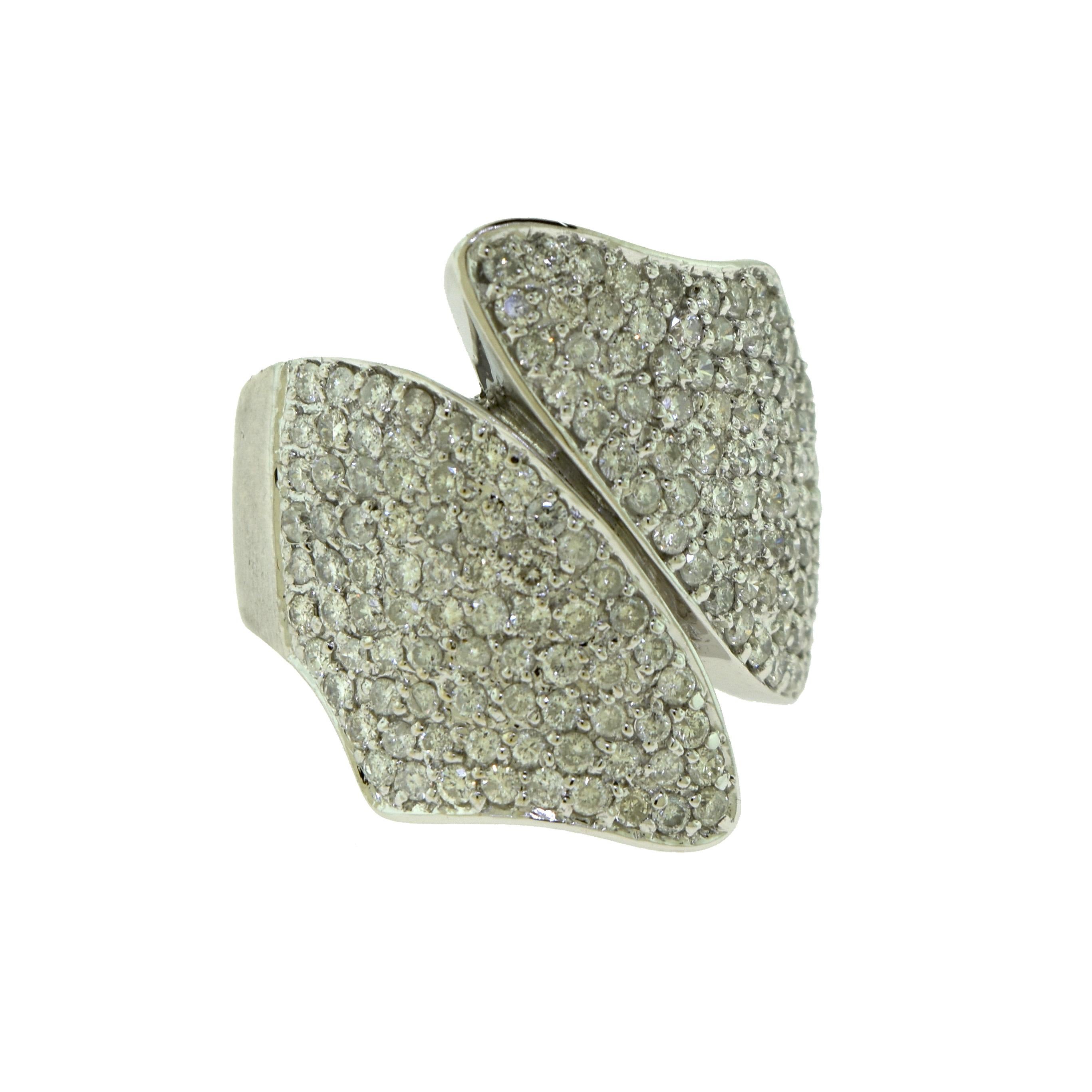 Erheblich: YES

Stil: Fliege Cocktail Ring

Metall: Weißgold

Metallreinheit: 14k 

Steine: 160 runde Diamanten

Farbe des Diamanten: G - H

Diamant Reinheit: VS

Karat-Gesamtgewicht: ca. 4.5 ct

Gesamtgewicht des Artikels (Gramm): 13.6

Abmessungen