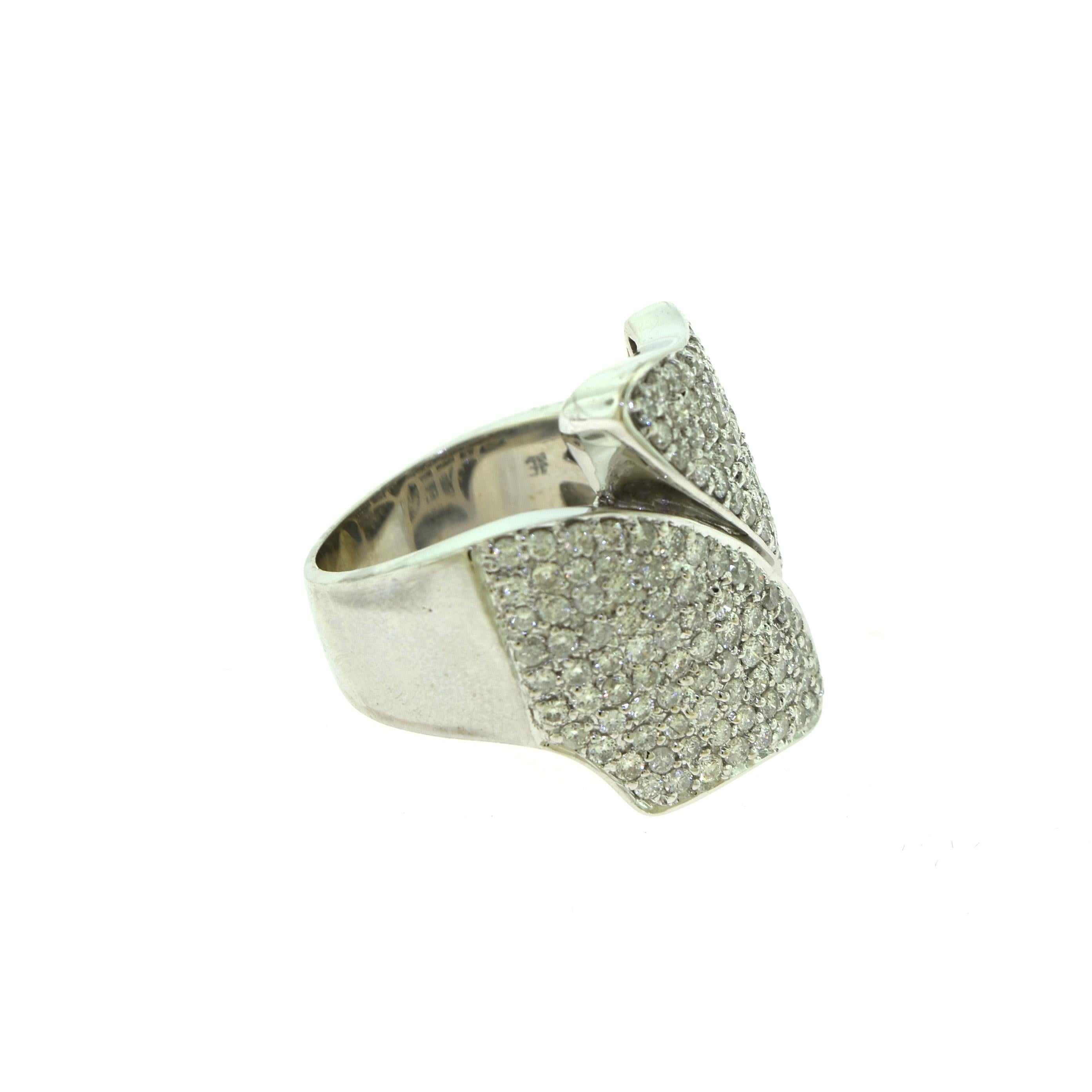 Großer Diamant-Cocktailring aus 14 Karat Weißgold mit Schleife (Rundschliff) im Angebot