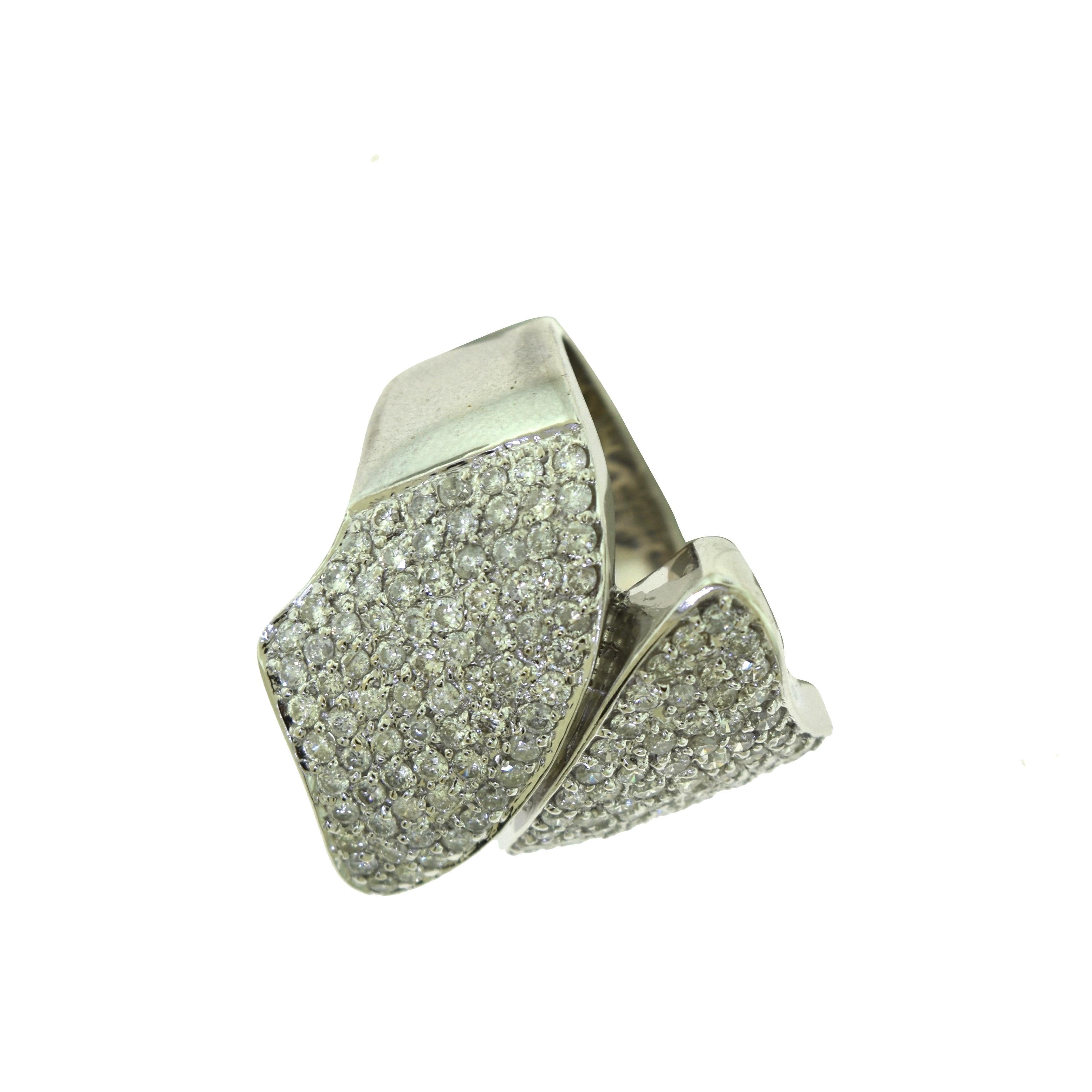 Großer Diamant-Cocktailring aus 14 Karat Weißgold mit Schleife im Zustand „Gut“ im Angebot in Miami, FL