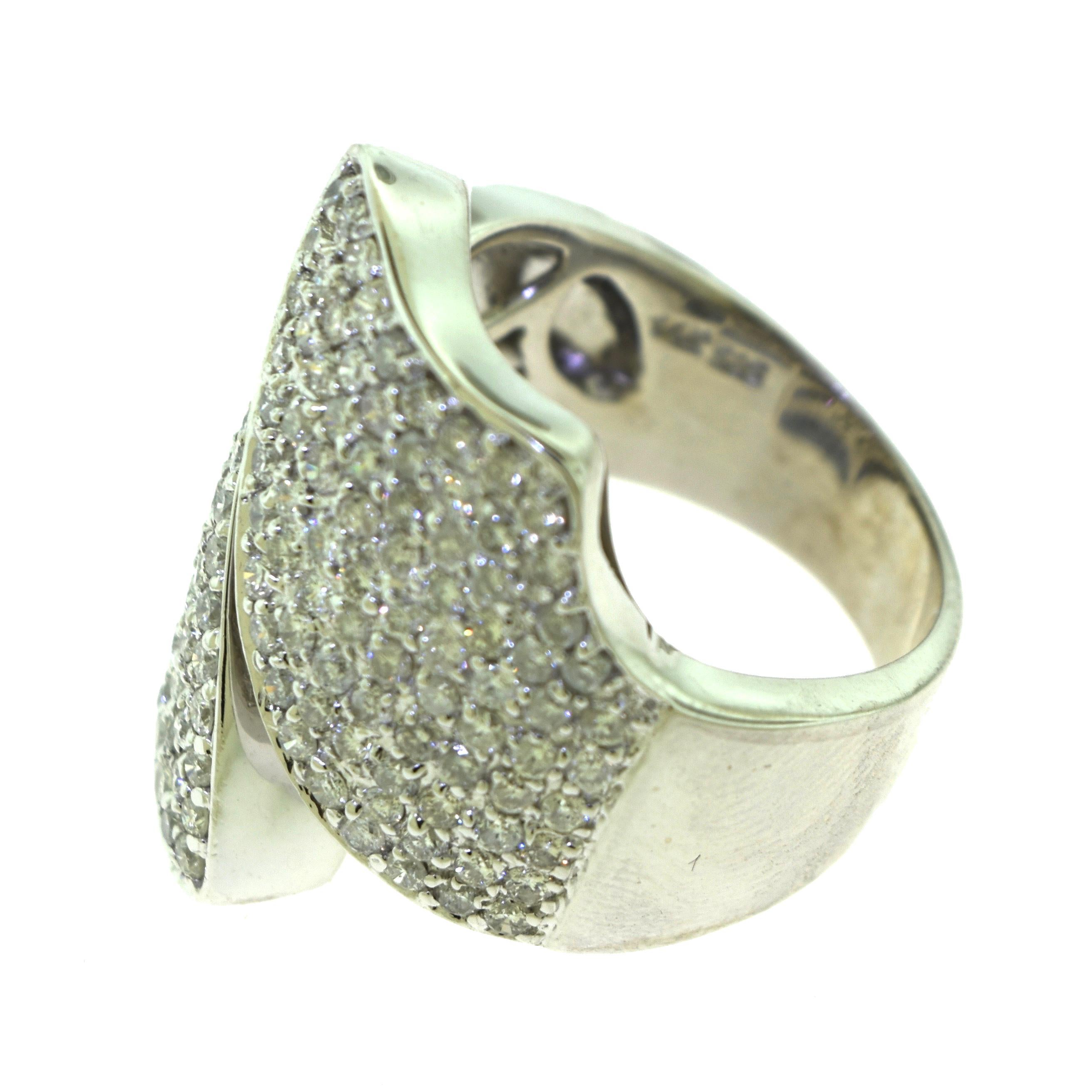 Großer Diamant-Cocktailring aus 14 Karat Weißgold mit Schleife für Damen oder Herren im Angebot