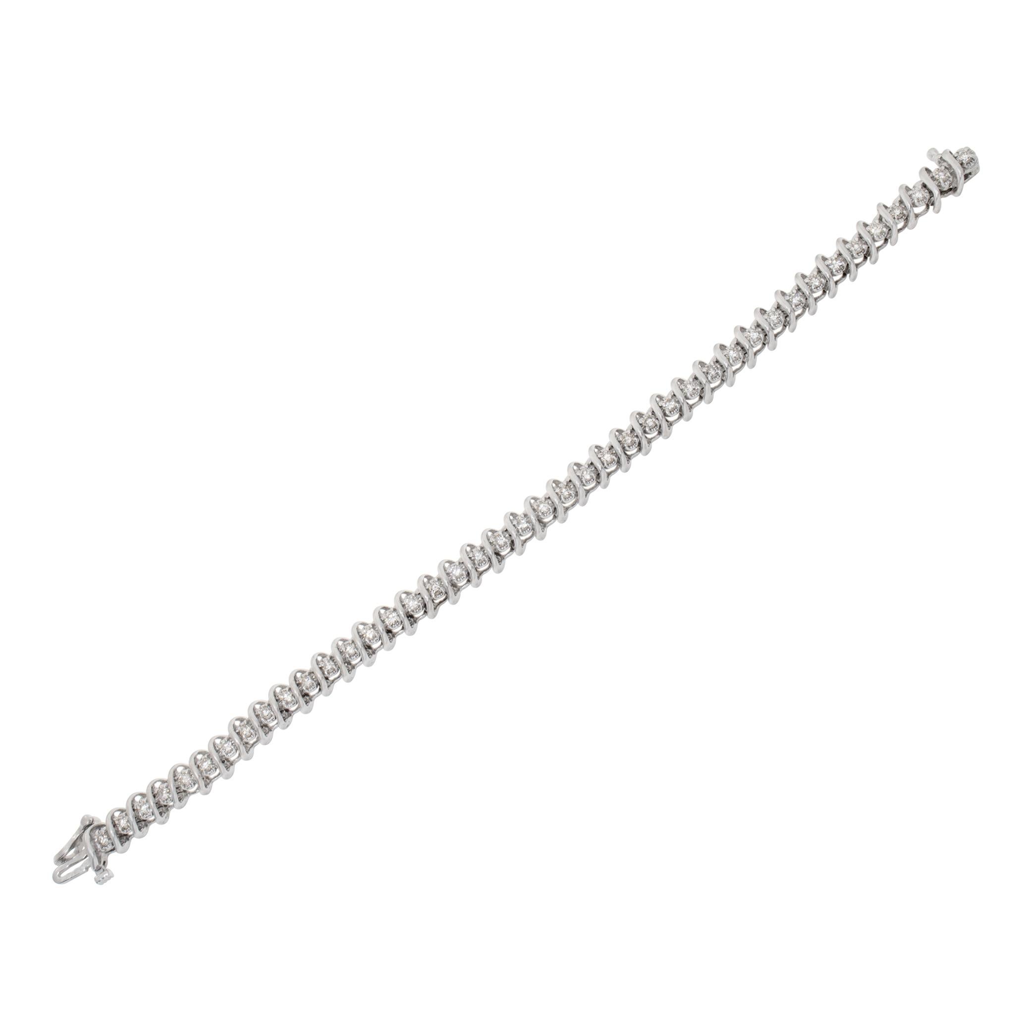 Bracciale con linea di diamanti in oro bianco 14k con circa 2 carati di diamanti rotondi di colore H-I e purezza SI2. Lunghezza 7,25 pollici.