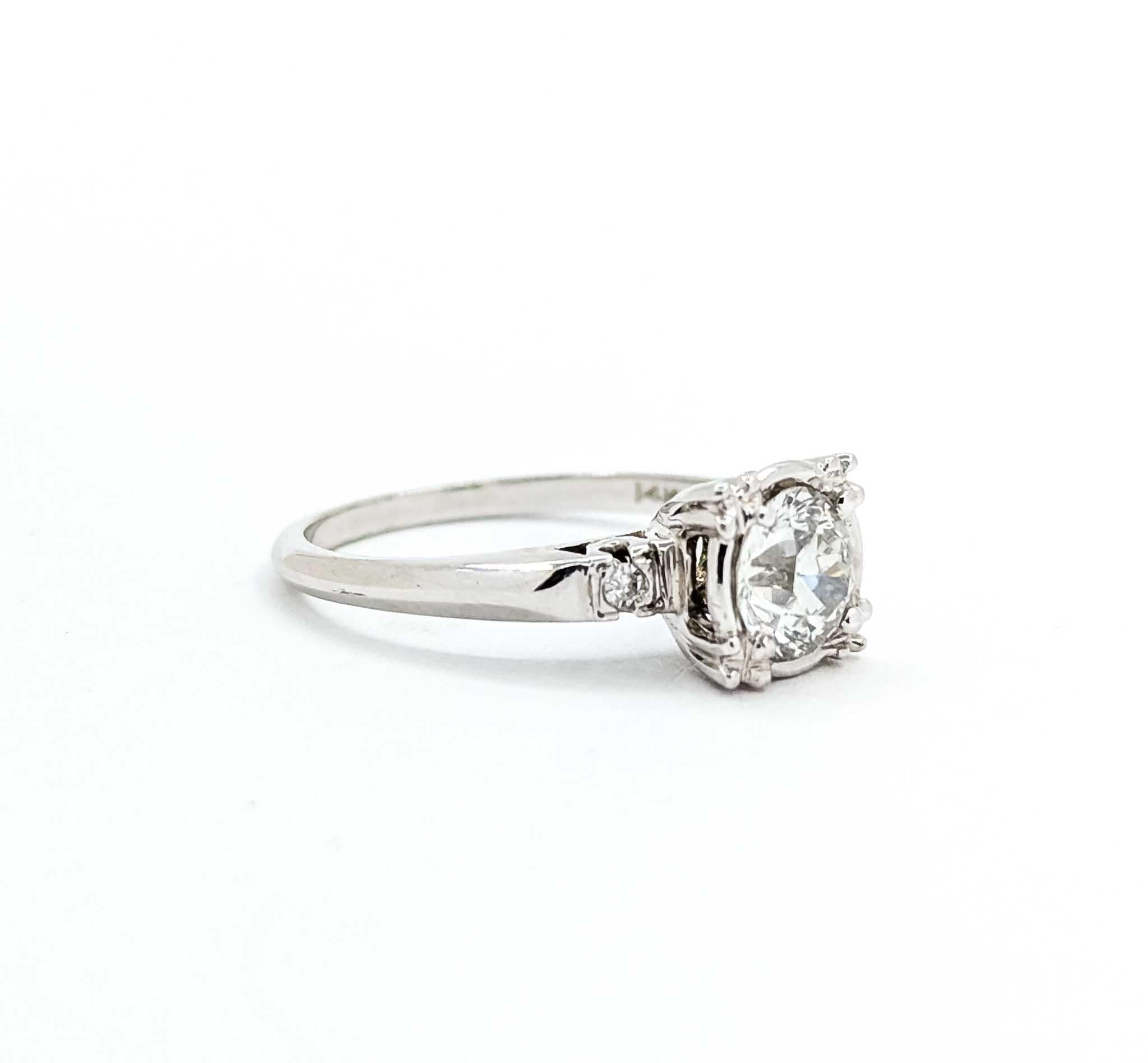 Anillo Diamante Oro Blanco 14k

Te presentamos este exquisito anillo de compromiso, meticulosamente elaborado en oro blanco de 14k. La pieza central de esta pieza de inspiración vintage es un impresionante diamante de 0,80 quilates, elegantemente