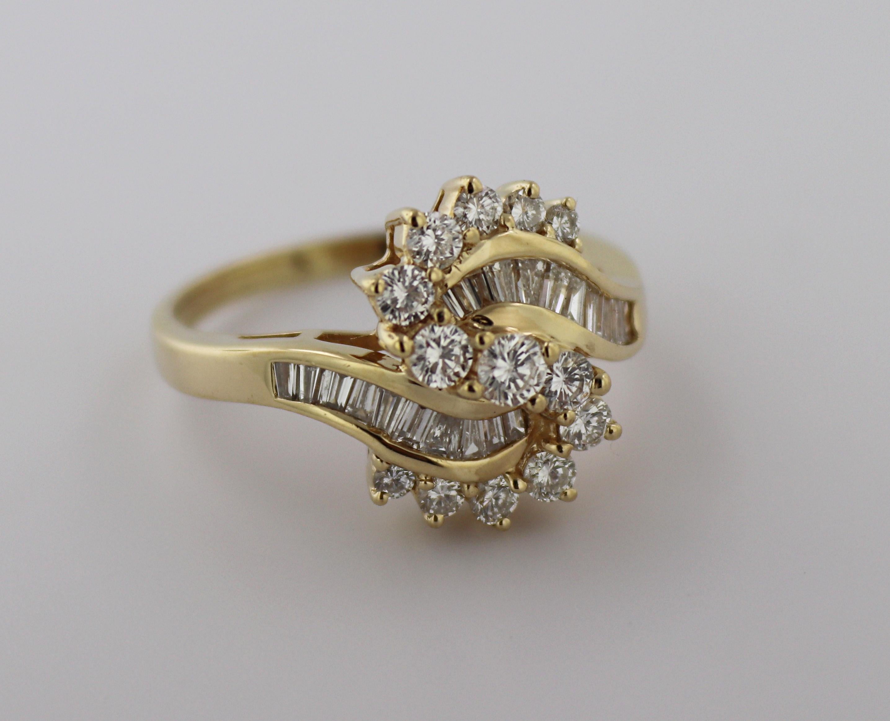 Mit (13) Diamanten im Vollschliff (0,75 ct., tw.), flankiert von (21) spitz zulaufenden Diamanten im Baguetteschliff (0,50 ct.),
tw., SI, I-J, gefasst in 14k Gelbgold Bypass-Fassung, 15,5 X 11,5 verjüngt auf 1,8 mm, Größe 8,50, Gross
Gewicht 8,08