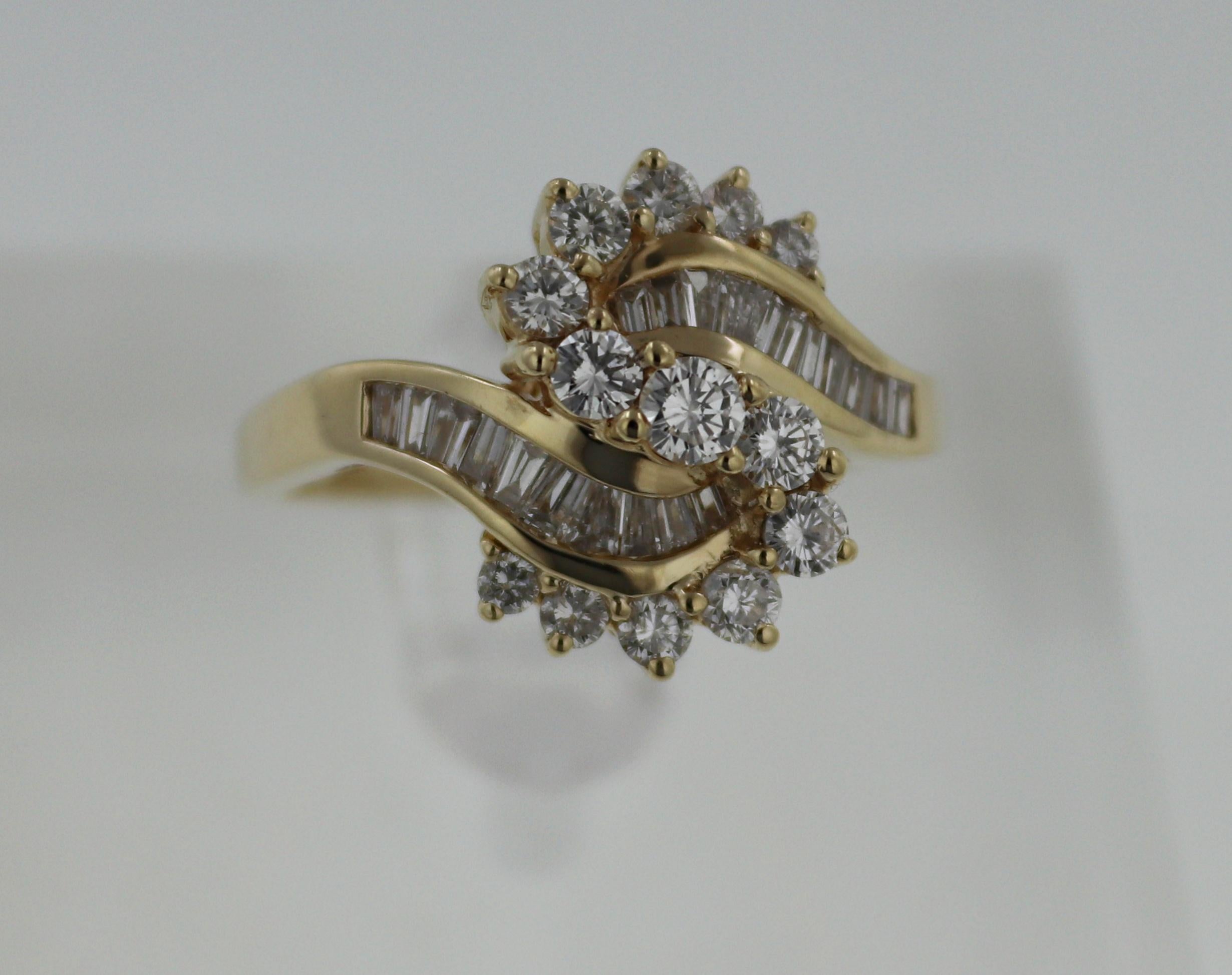 By-Pass-Ring, Diamant, 14 Karat Gelbgold (Kunsthandwerker*in) im Angebot
