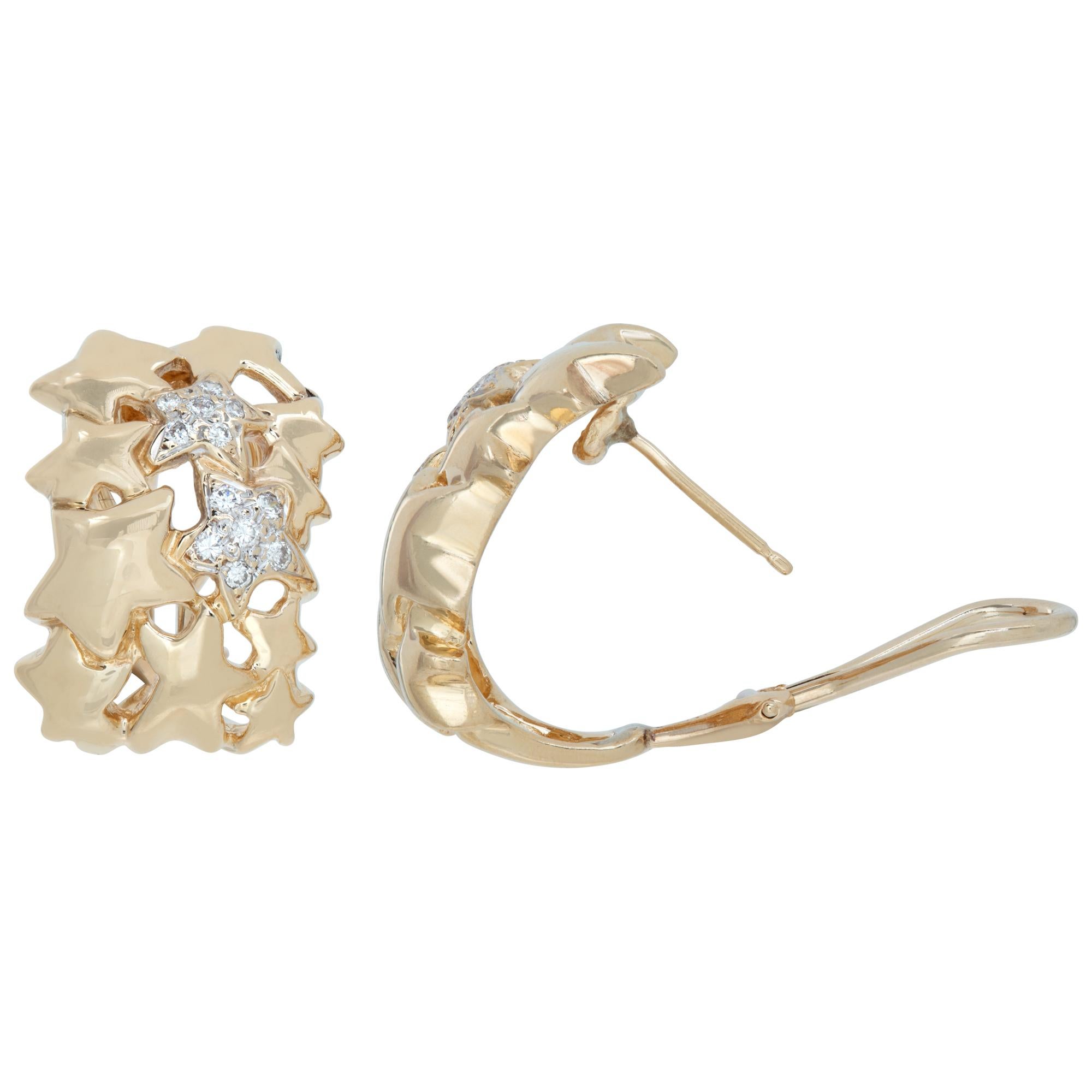 Orecchini huggie con diamante in oro giallo 14k In condizioni ottime in vendita a Surfside, FL